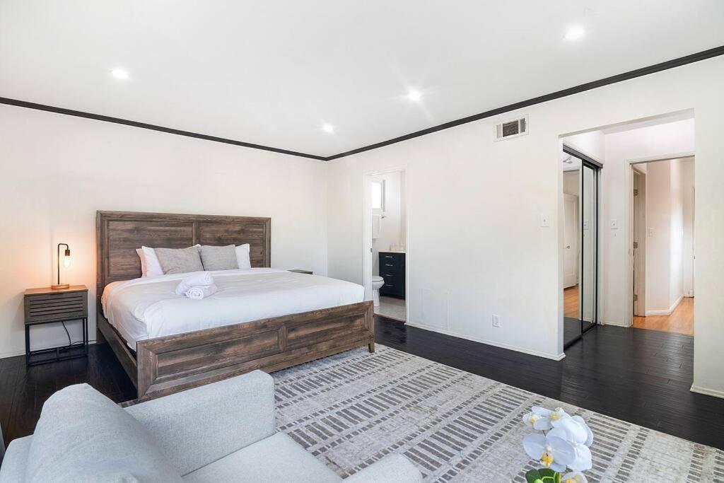 Beautiful Spanish Home with Pool Beverly Hills Adj