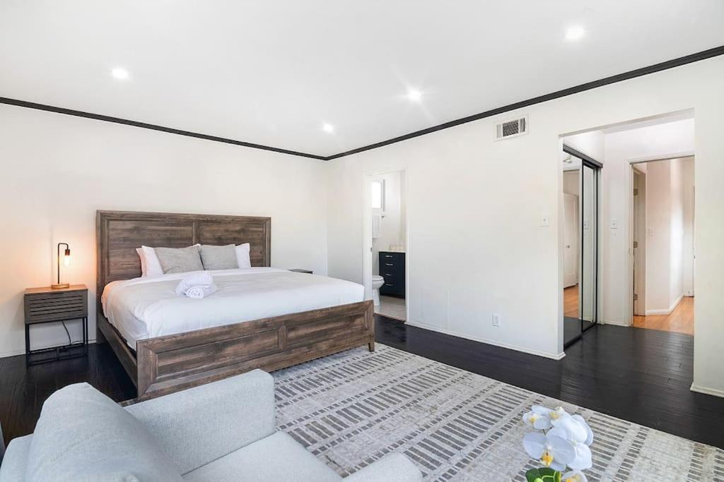Beautiful Spanish Home with Pool Beverly Hills Adj
