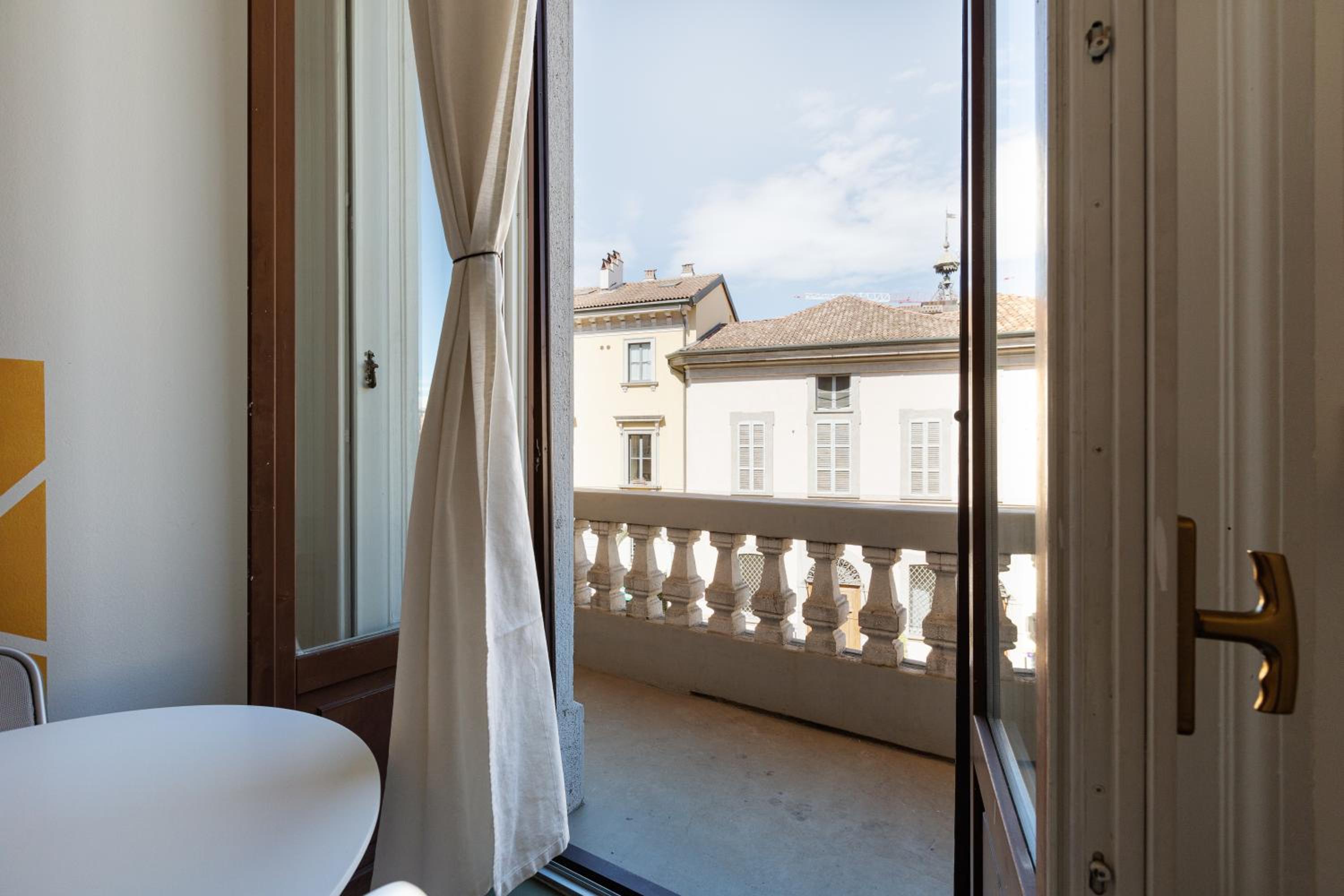 GuestHost - Milano Magenta Long Let Apts