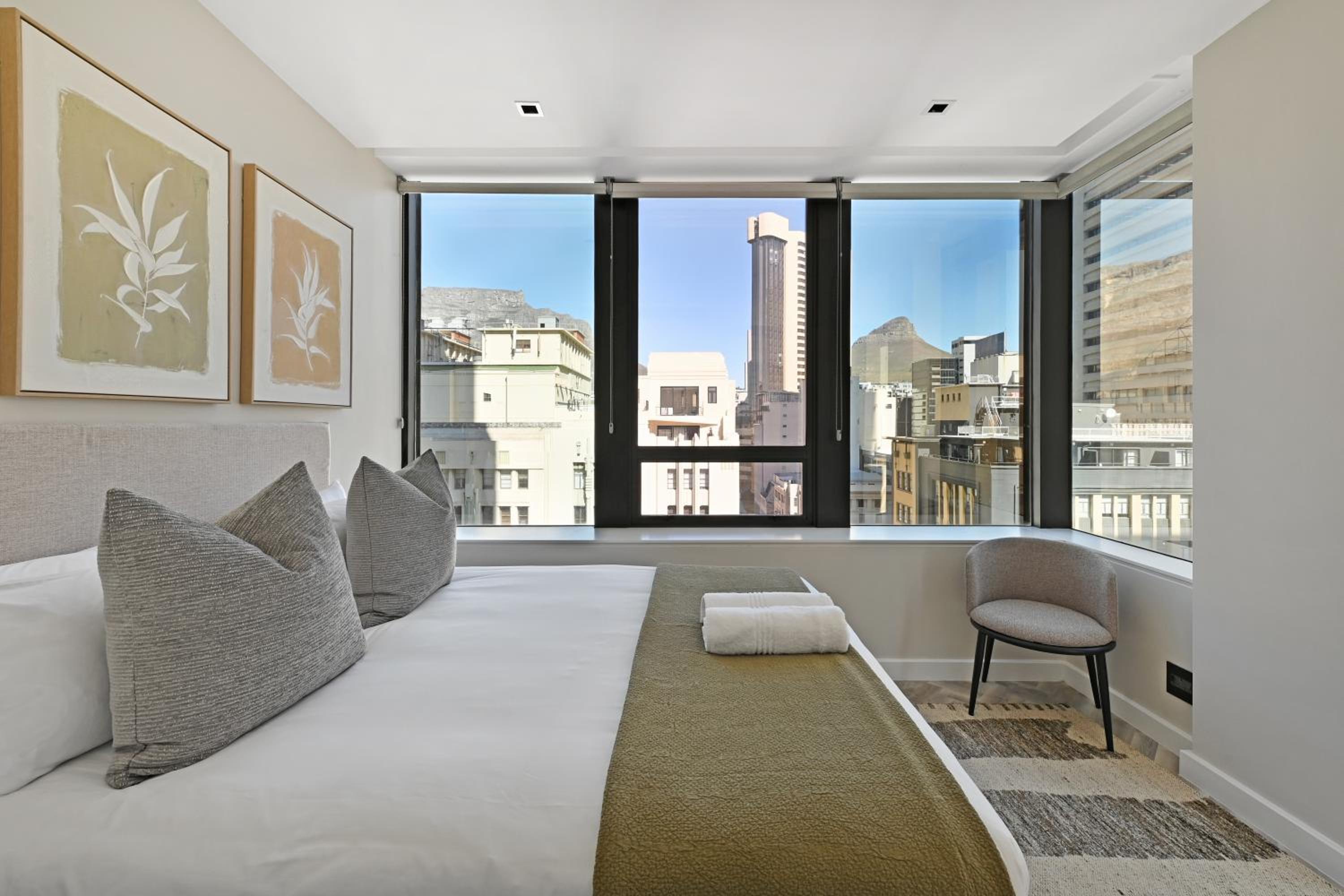 Stylish 1-Bed Foreshore Apt Modern Comfort & Views view 2