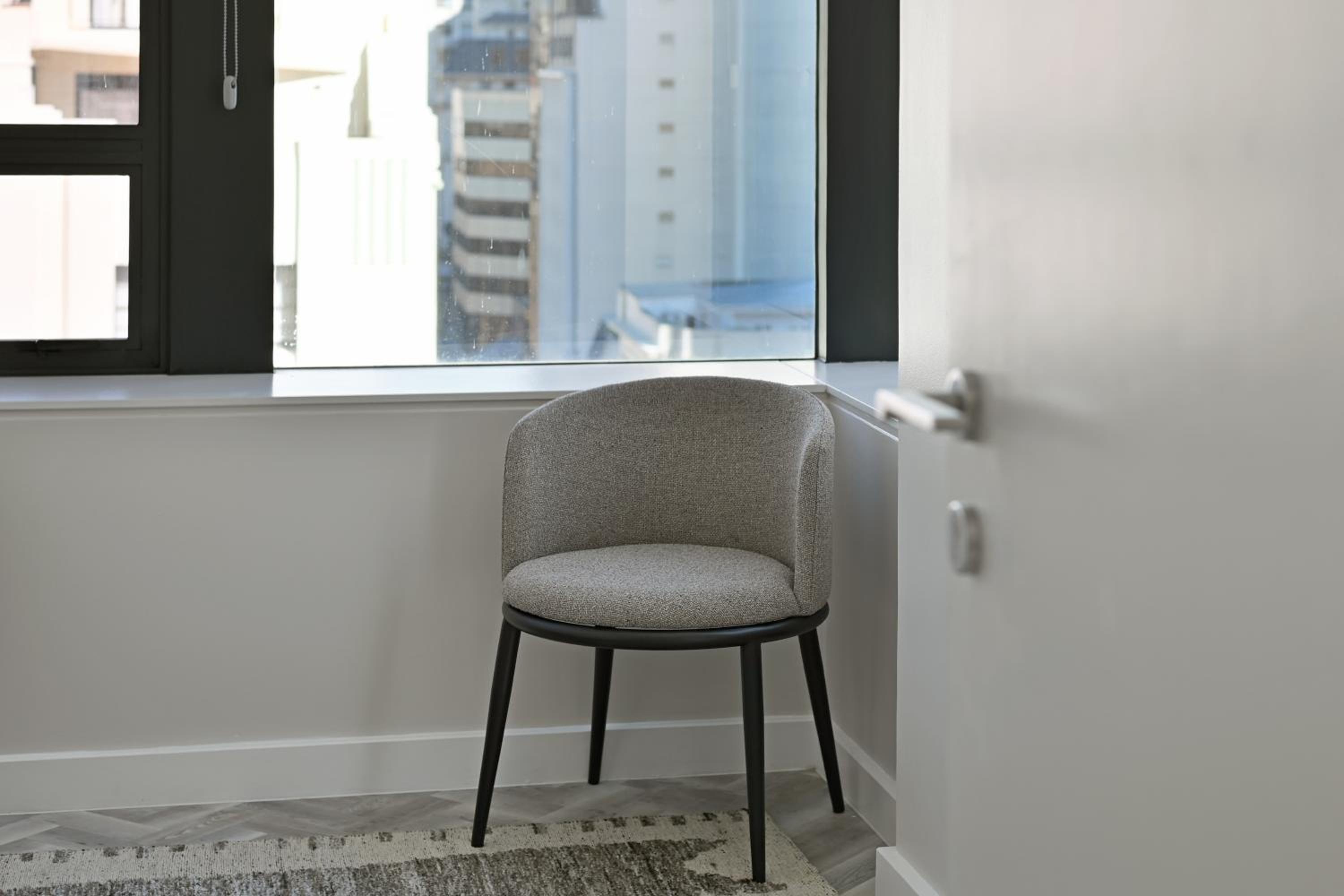 Stylish 1-Bed Foreshore Apt Modern Comfort & Views view 3