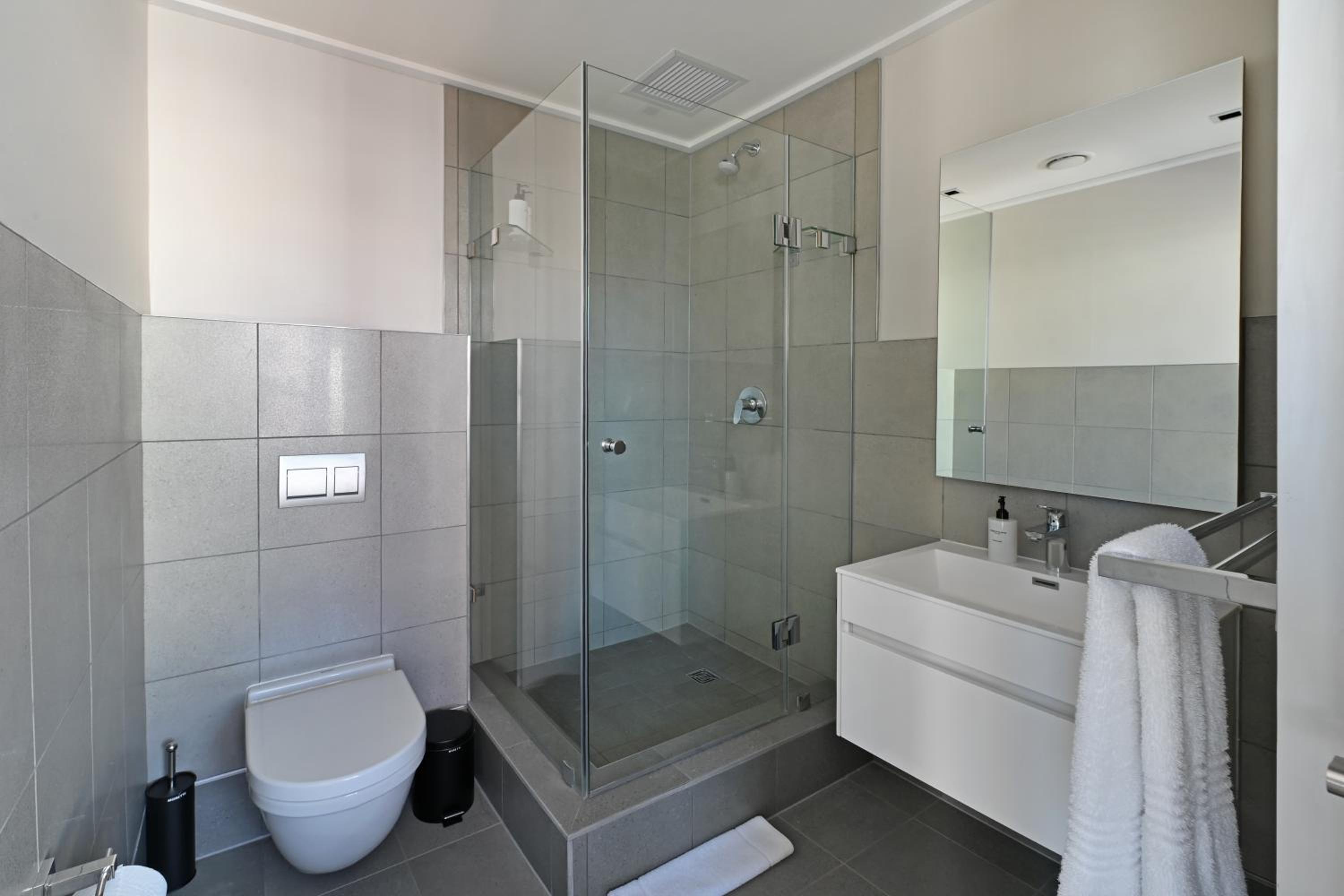 Stylish 1-Bed Foreshore Apt Modern Comfort & Views view 4