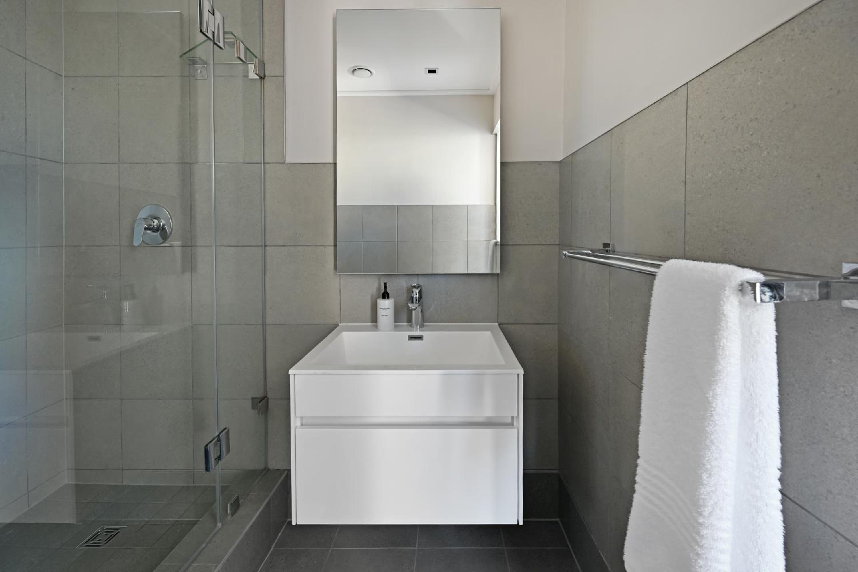 Stylish 1-Bed Foreshore Apt Modern Comfort & Views view 5