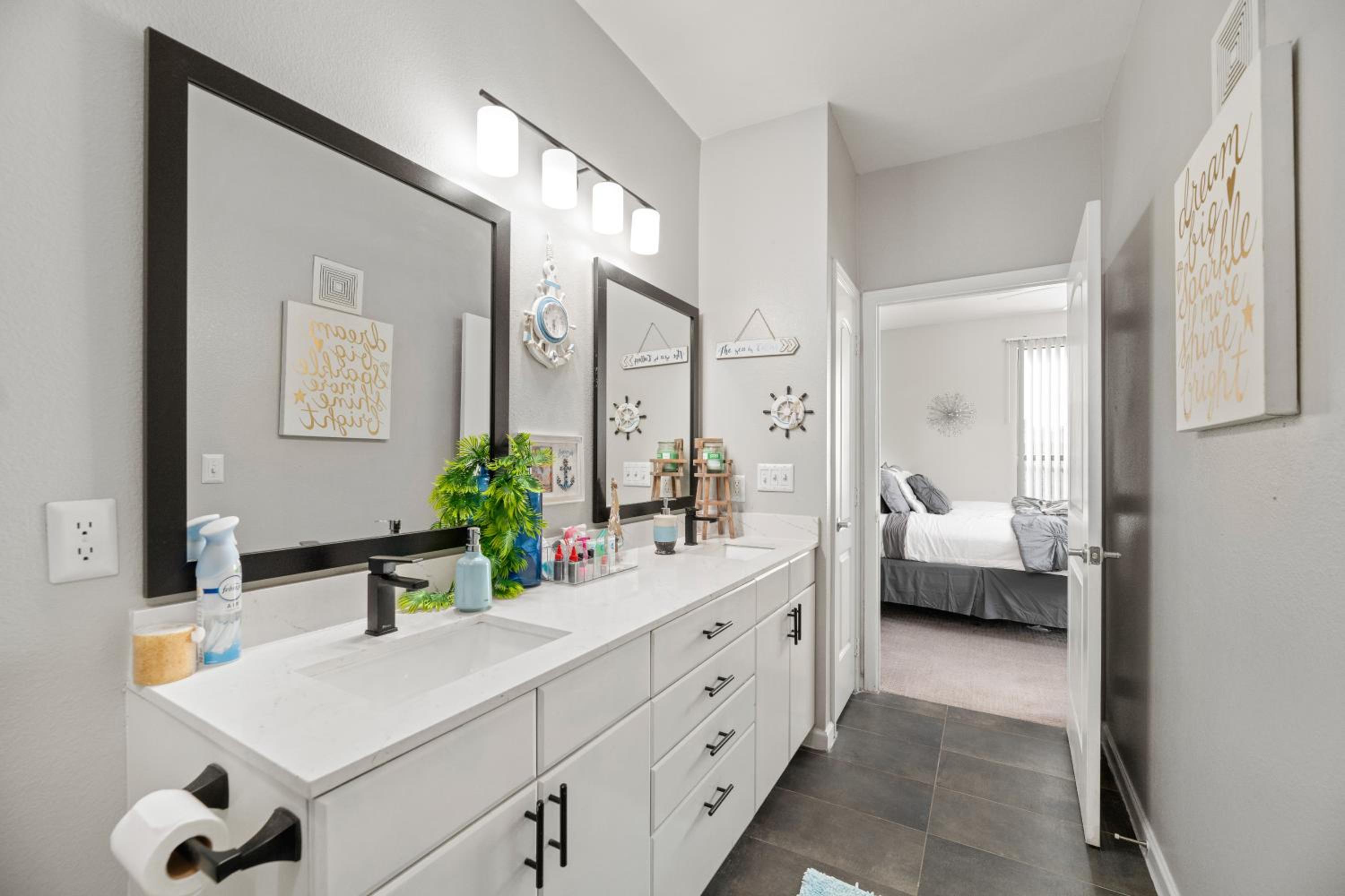Spacious Dallas Apartment with City Views view 2