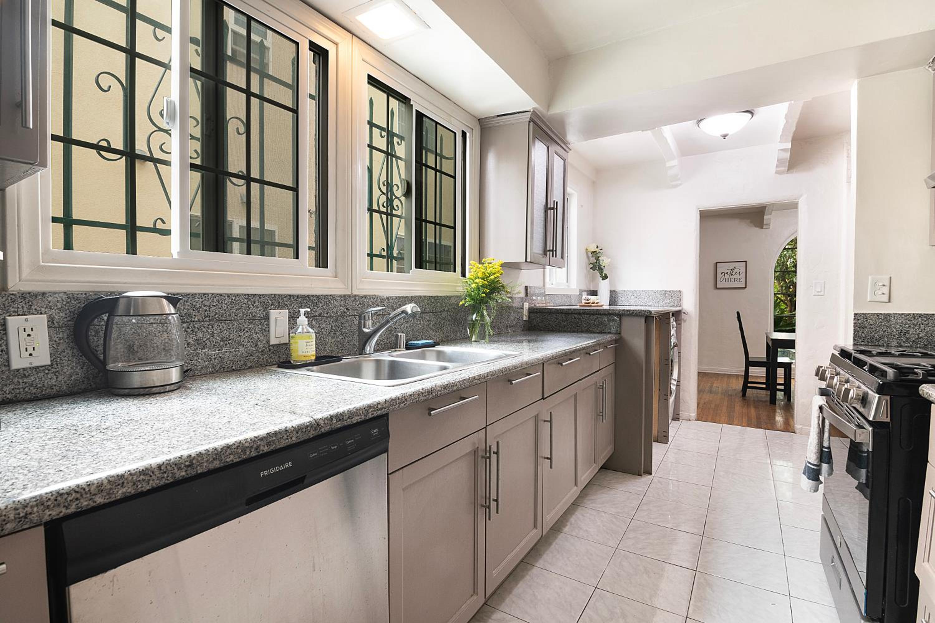 Beautiful Spanish Home with Pool Beverly Hills Adj