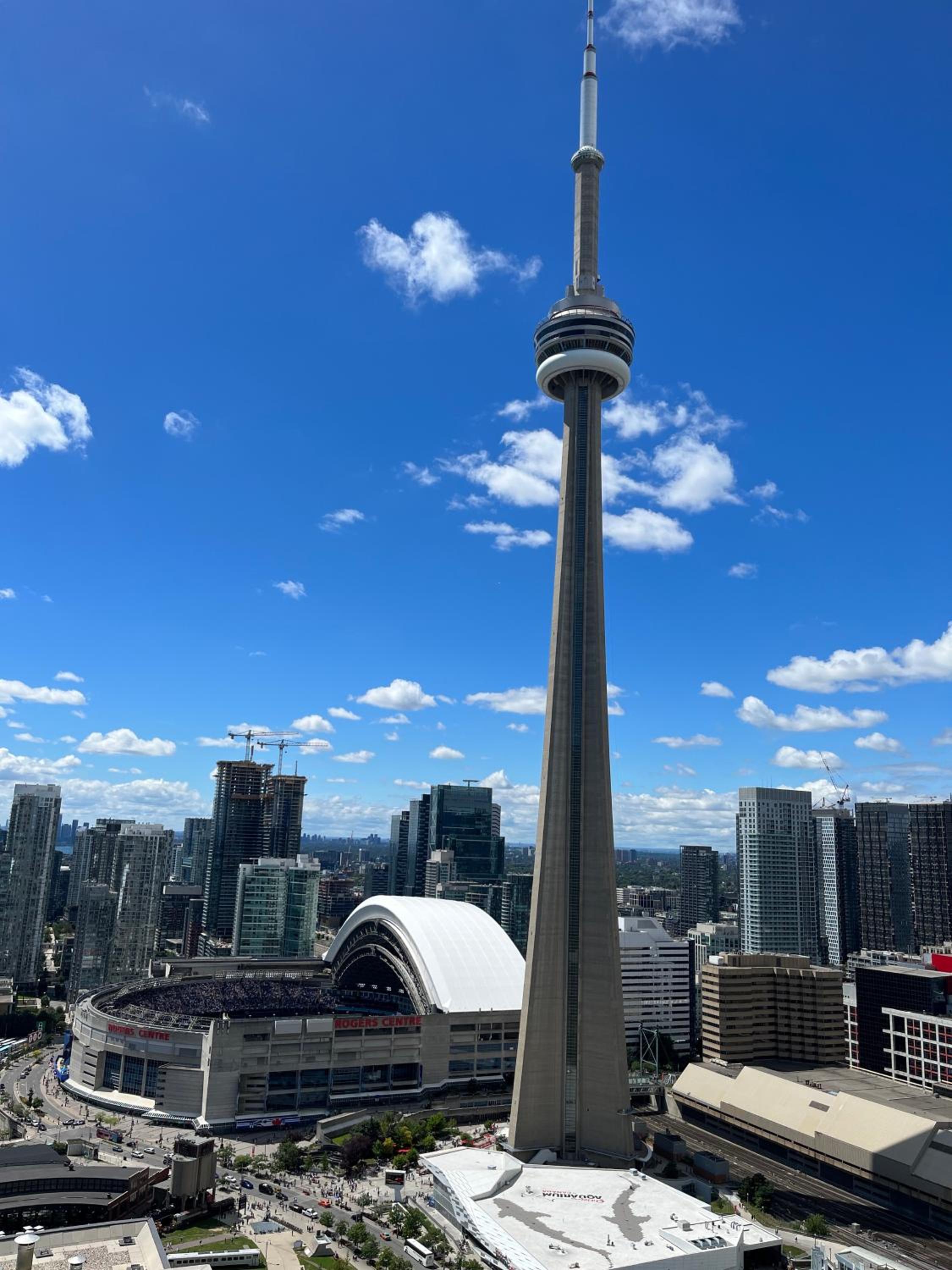 High Rise Condo with Stunning Lake and CN tower view