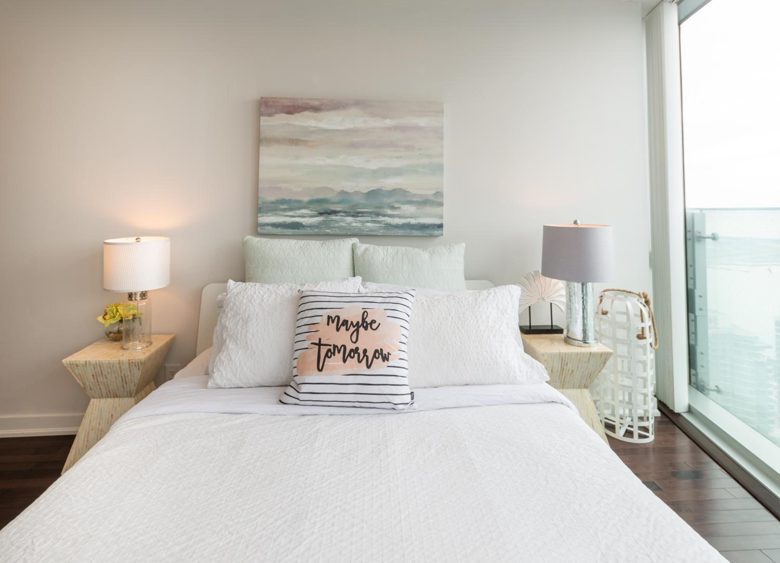 High Rise Condo with Stunning Lake and CN tower view