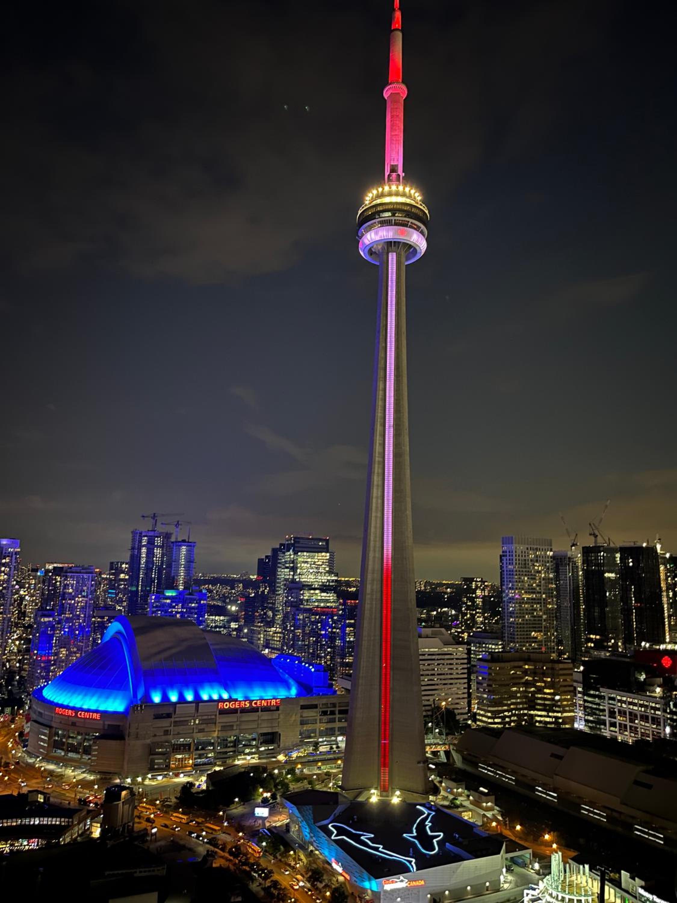 High Rise Condo with Stunning Lake and CN tower view