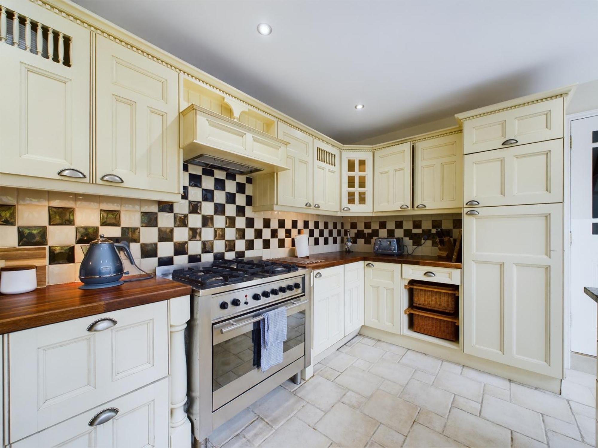 Three Seven Five, Bustling Ballyhackamore Sleeps 8 view 2