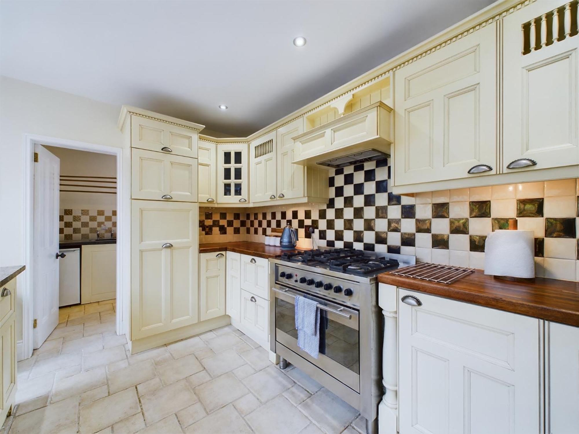 Three Seven Five, Bustling Ballyhackamore Sleeps 8 view 3
