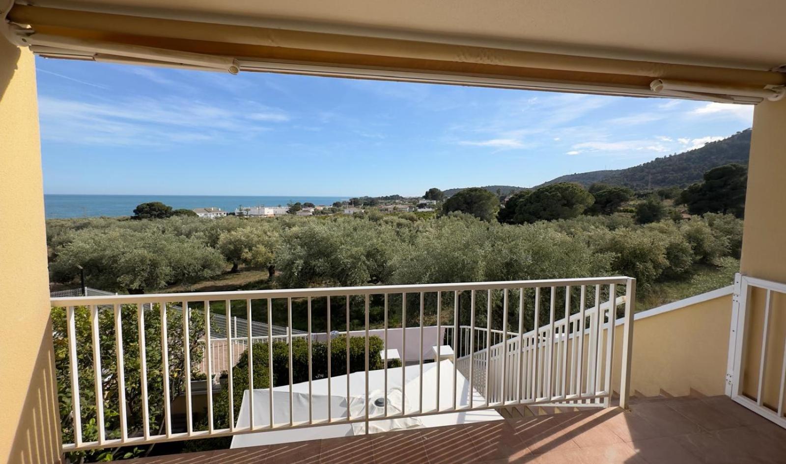 Apartamento con piscina y vistas al mar desde 65 euros por día view 4