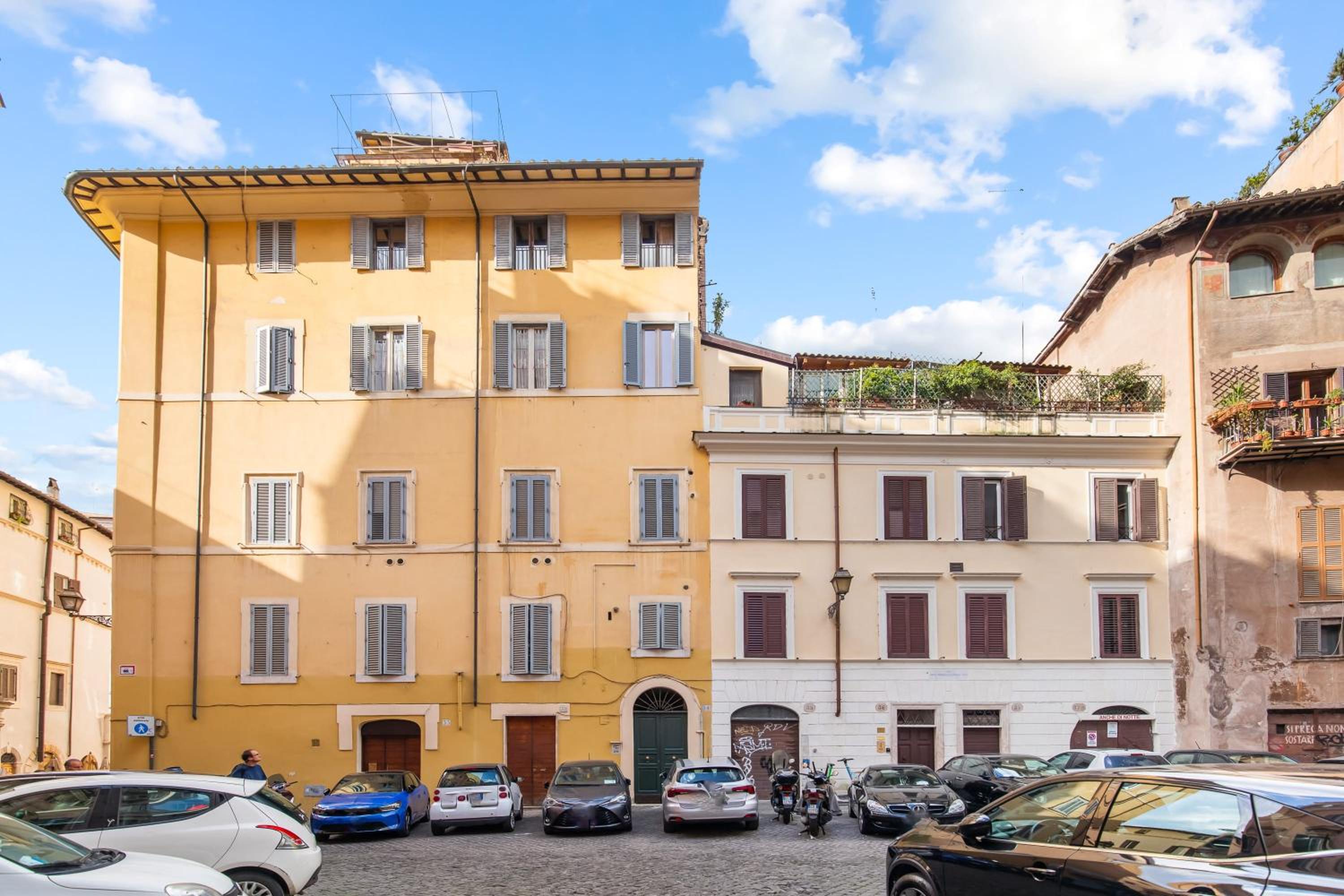 Piazza Mattei Terrace Apartment | Romeloft