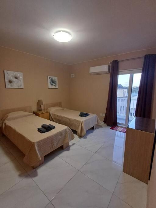Large 3 bedroom - central Bugibba photo 3