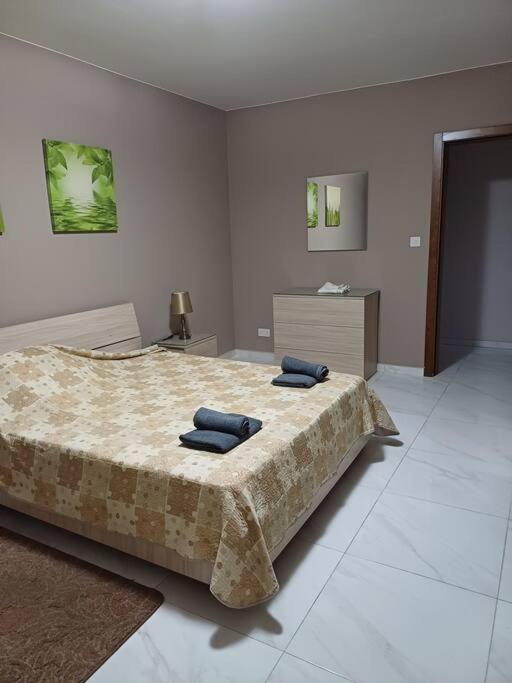Large 3 bedroom - central Bugibba photo 4
