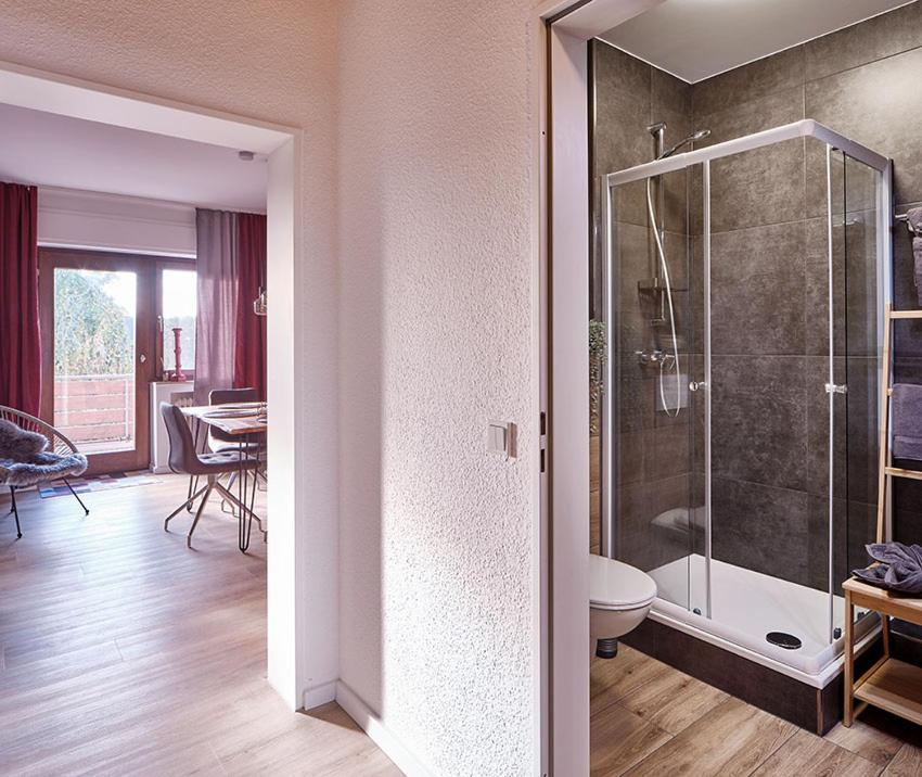 KATARINAS HOUSE mit 2 FeWo stilvoll, gemütlich & zentral Boxspringbett, Parkplatz, Balkon oder Garten