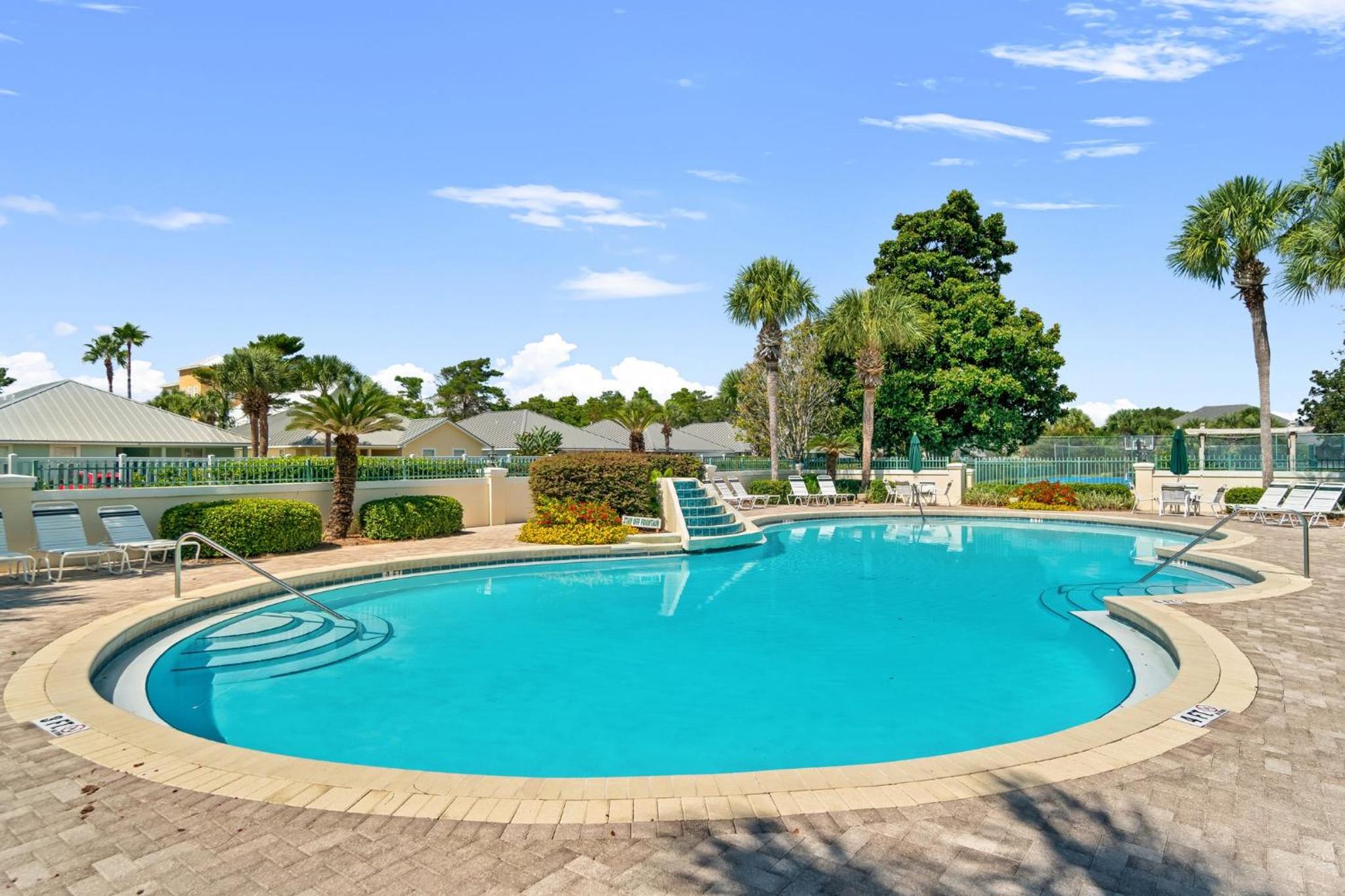 Blanc Bao With Pool And Pickleball view 3