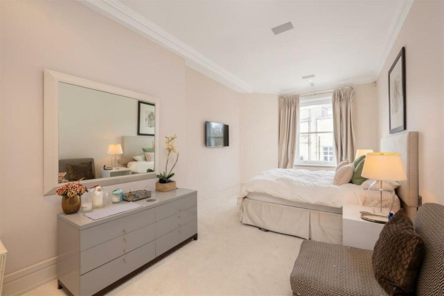 Central Knightsbridge Super Luxury Large Sleeps up to 6 view 2