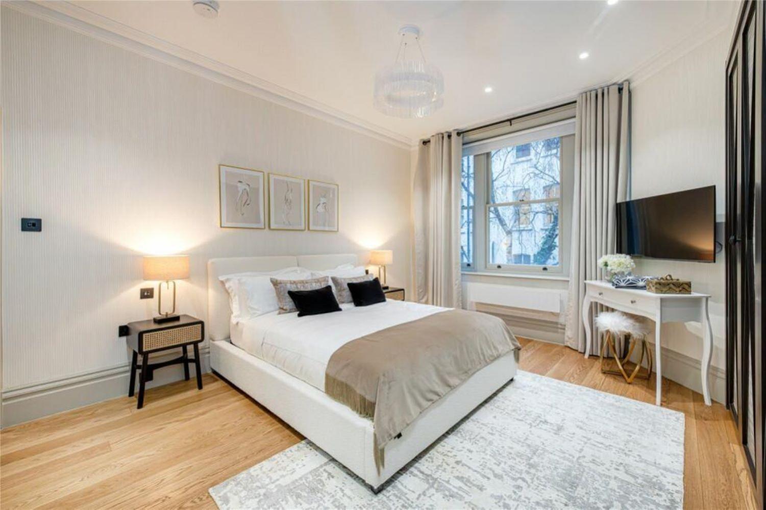 Central Knightsbridge Super Luxury Large Sleeps up to 6 view 3
