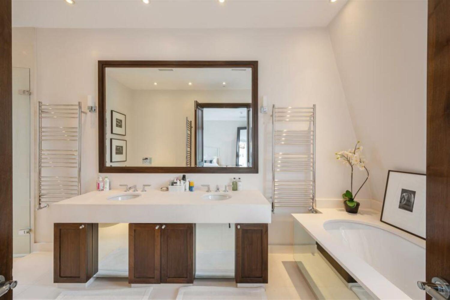 Central Knightsbridge Super Luxury Large Sleeps up to 6 view 5