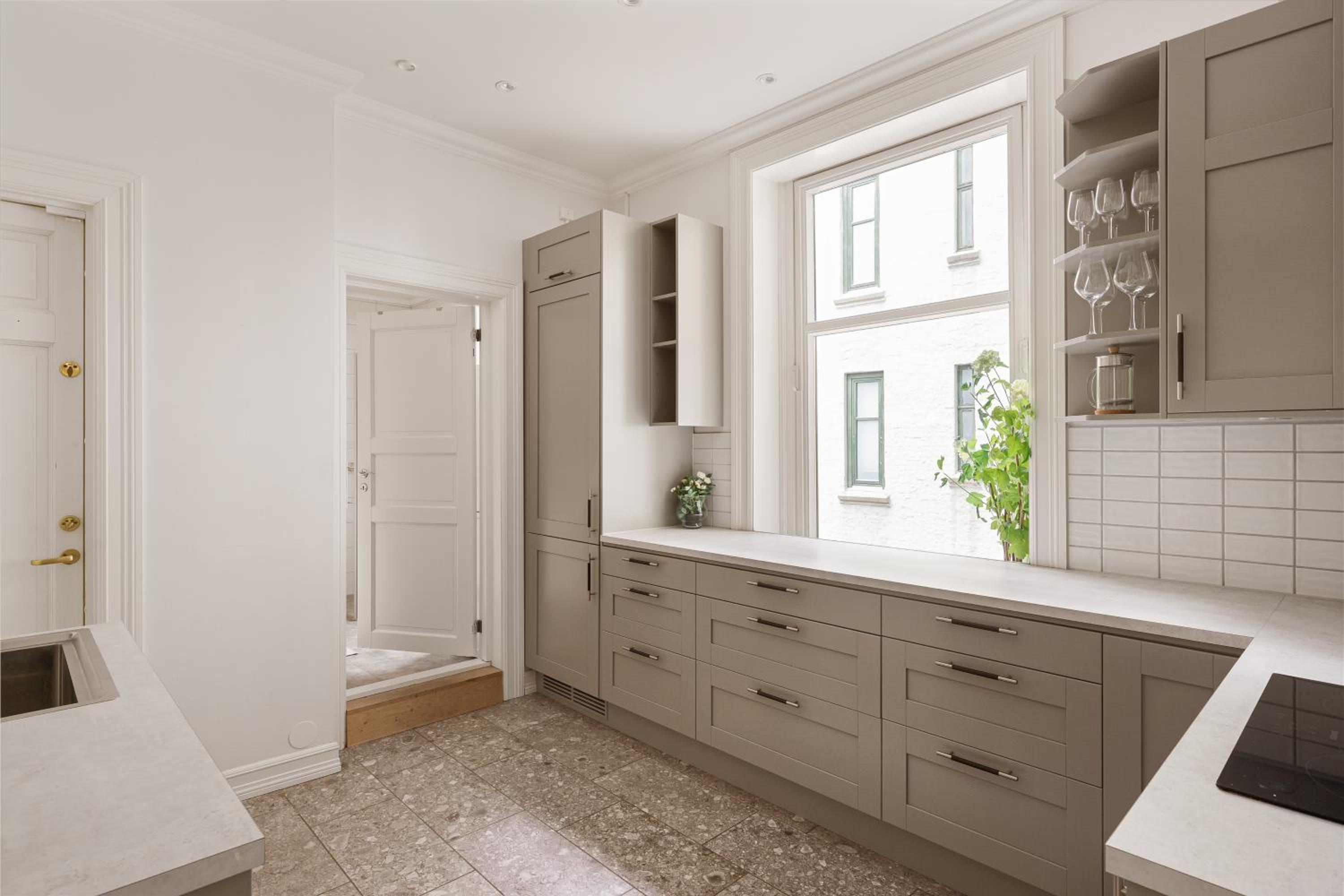 Dinbnb Apartments l Easy check-in l Unbeatable location l New in 2024 view 3