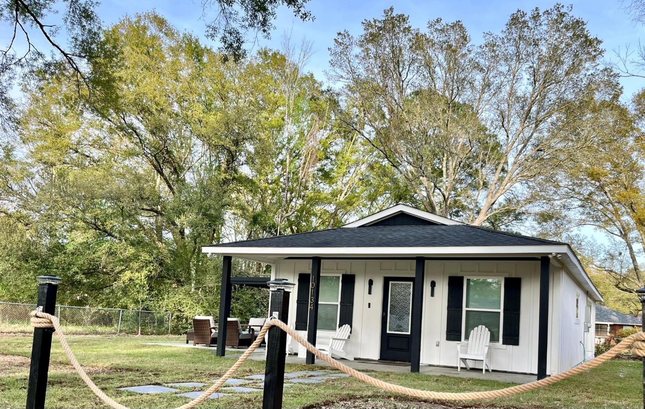 Hotel Love Shack In Foley/ Hot Tub / Modern Cozy