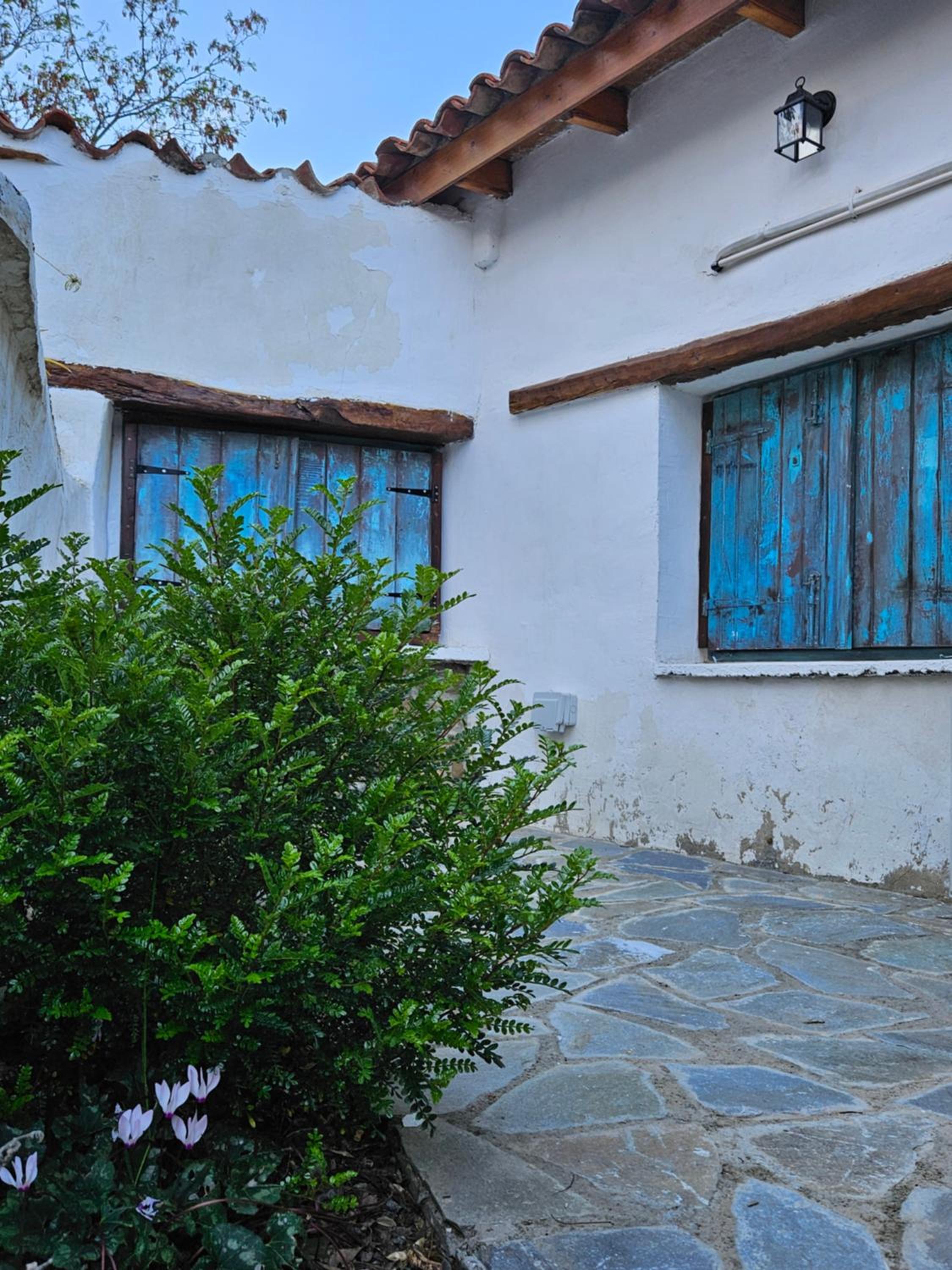 Traditional adobe house in Evrychou with cozy garden and fireplace!