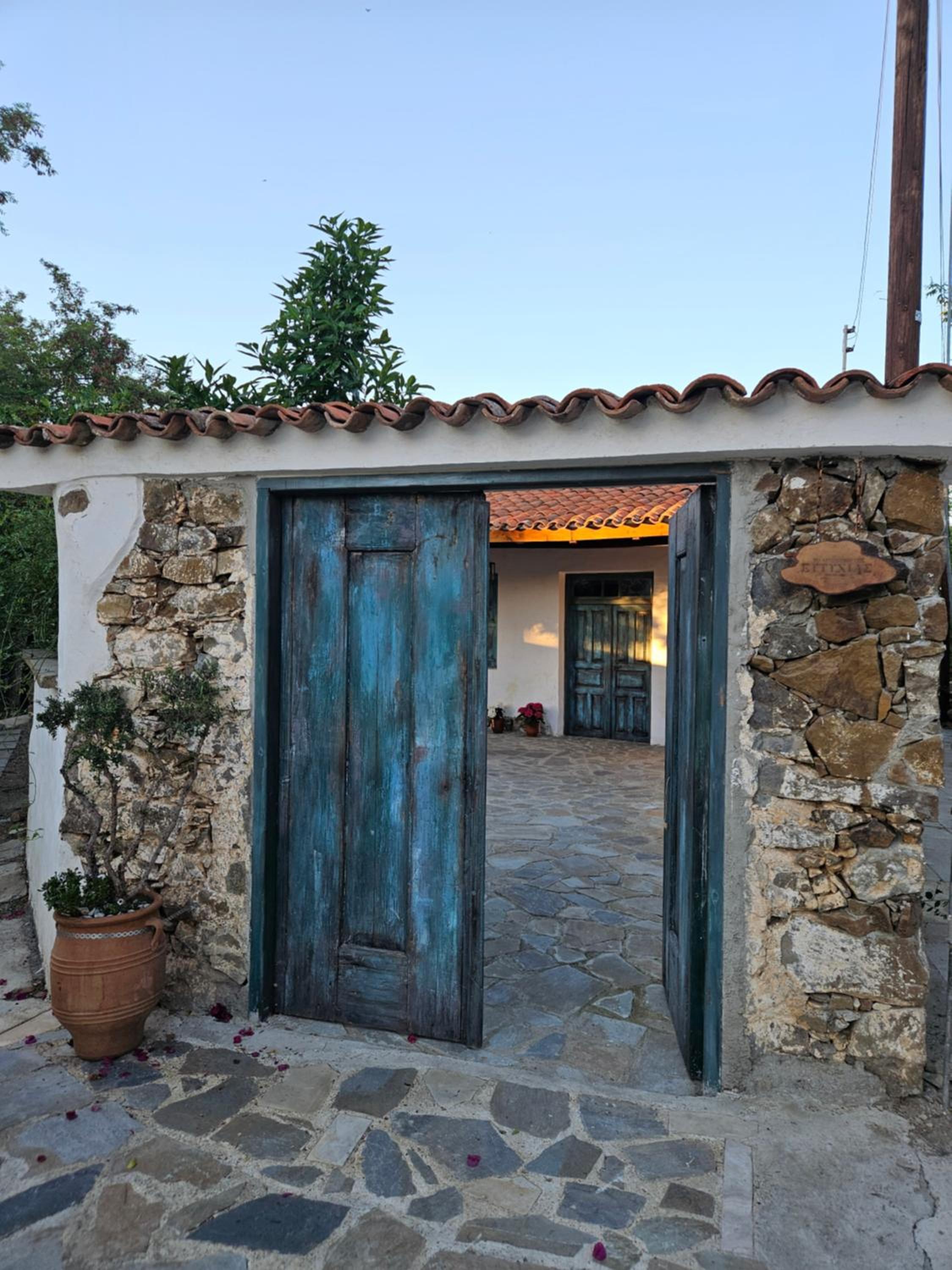 Traditional adobe house in Evrychou with cozy garden and fireplace!