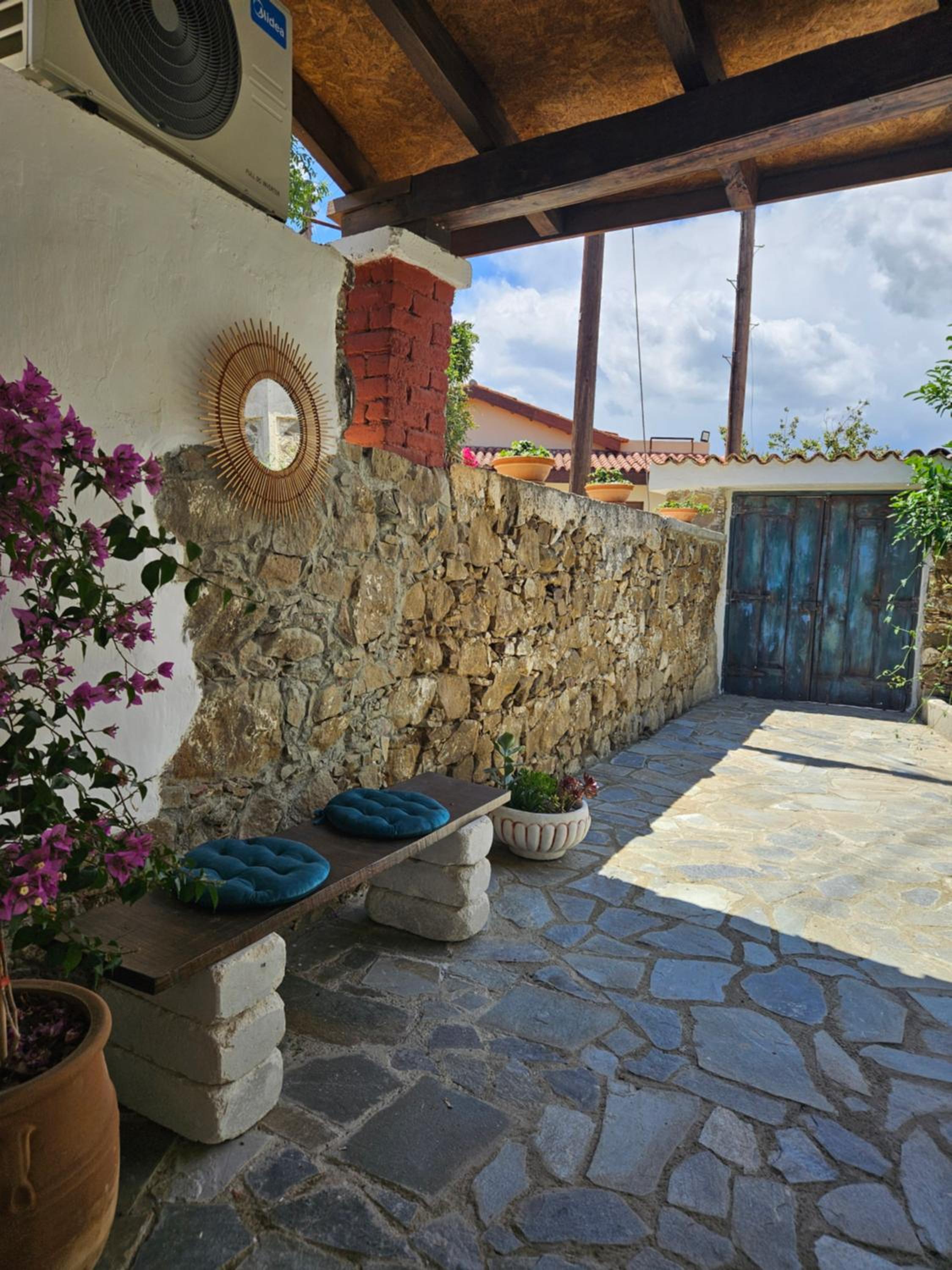 Traditional adobe house in Evrychou with cozy garden and fireplace!