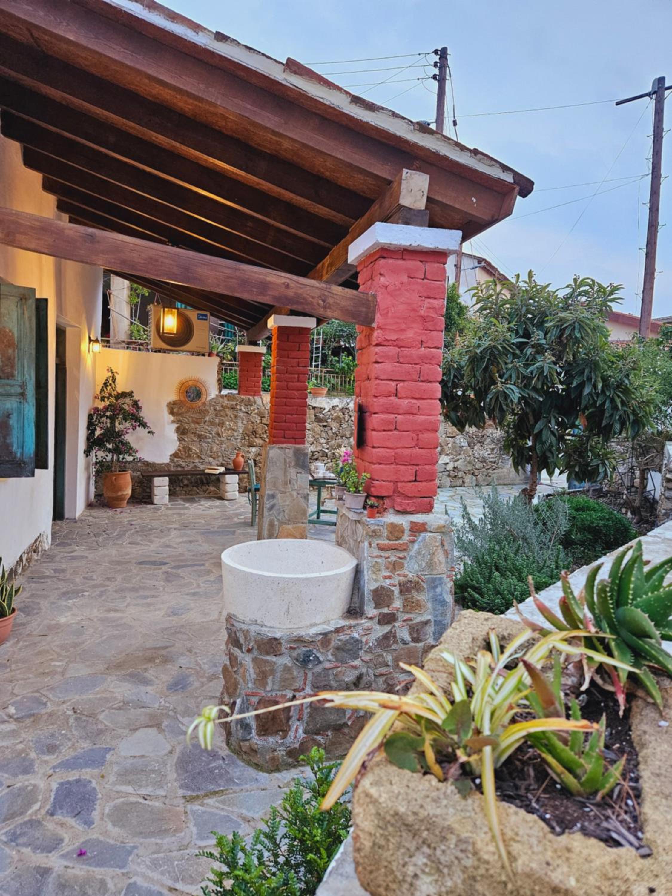 Traditional adobe house in Evrychou with cozy garden and fireplace!