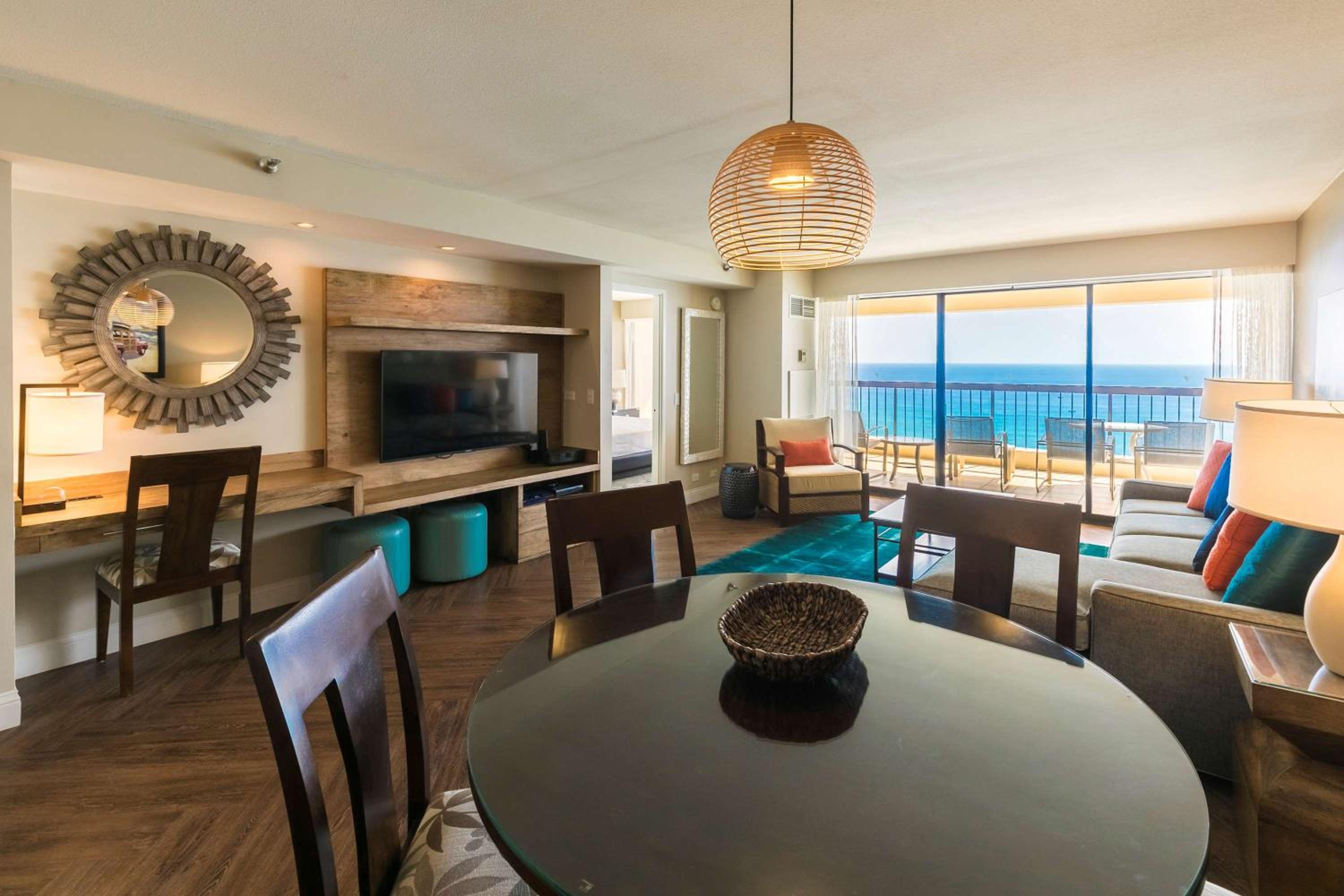 Aston Waikiki Beach Tower: hotel room photo