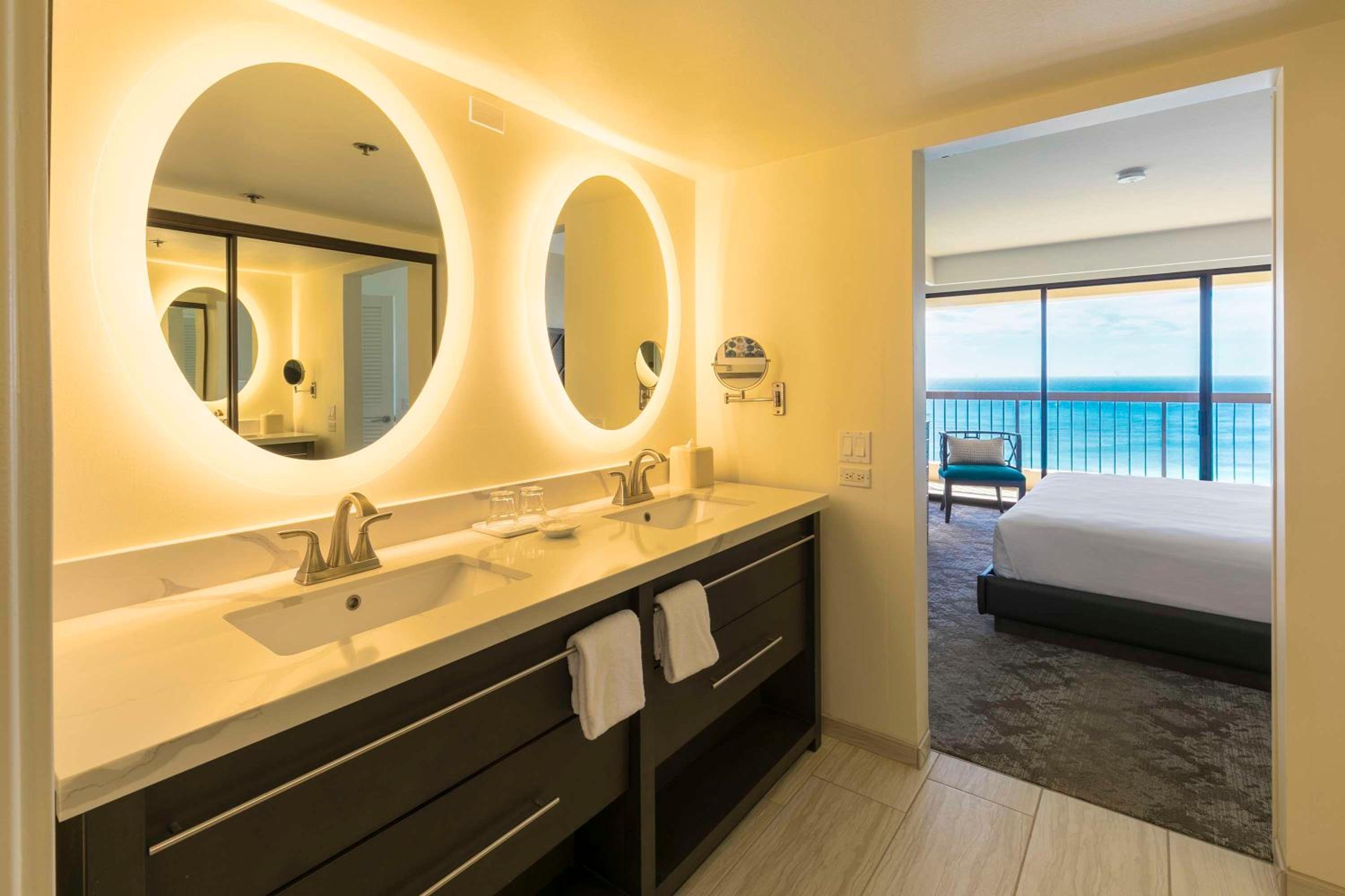 Aston Waikiki Beach Tower: bathroom photo