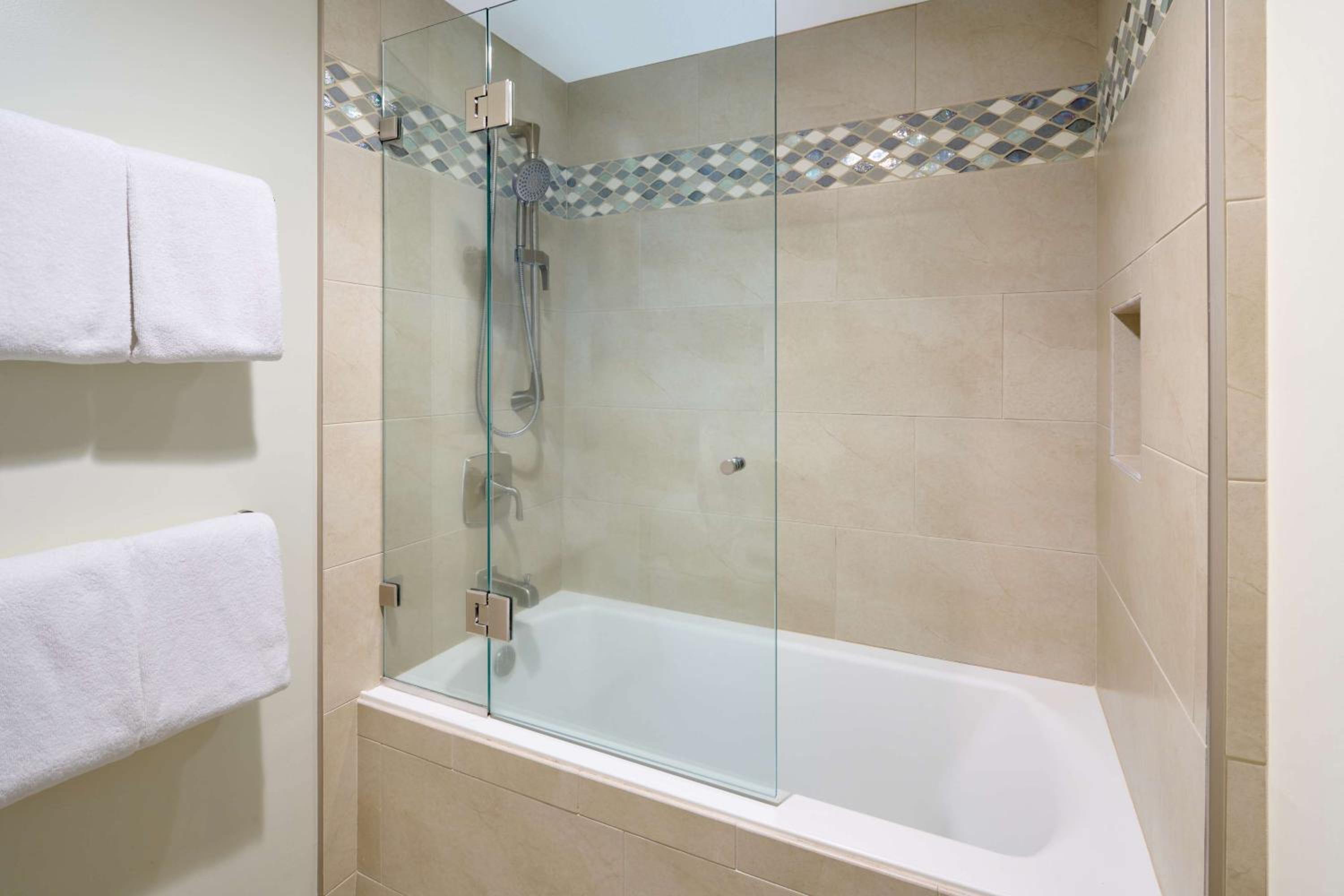 Aston Waikiki Beach Tower: bathroom photo