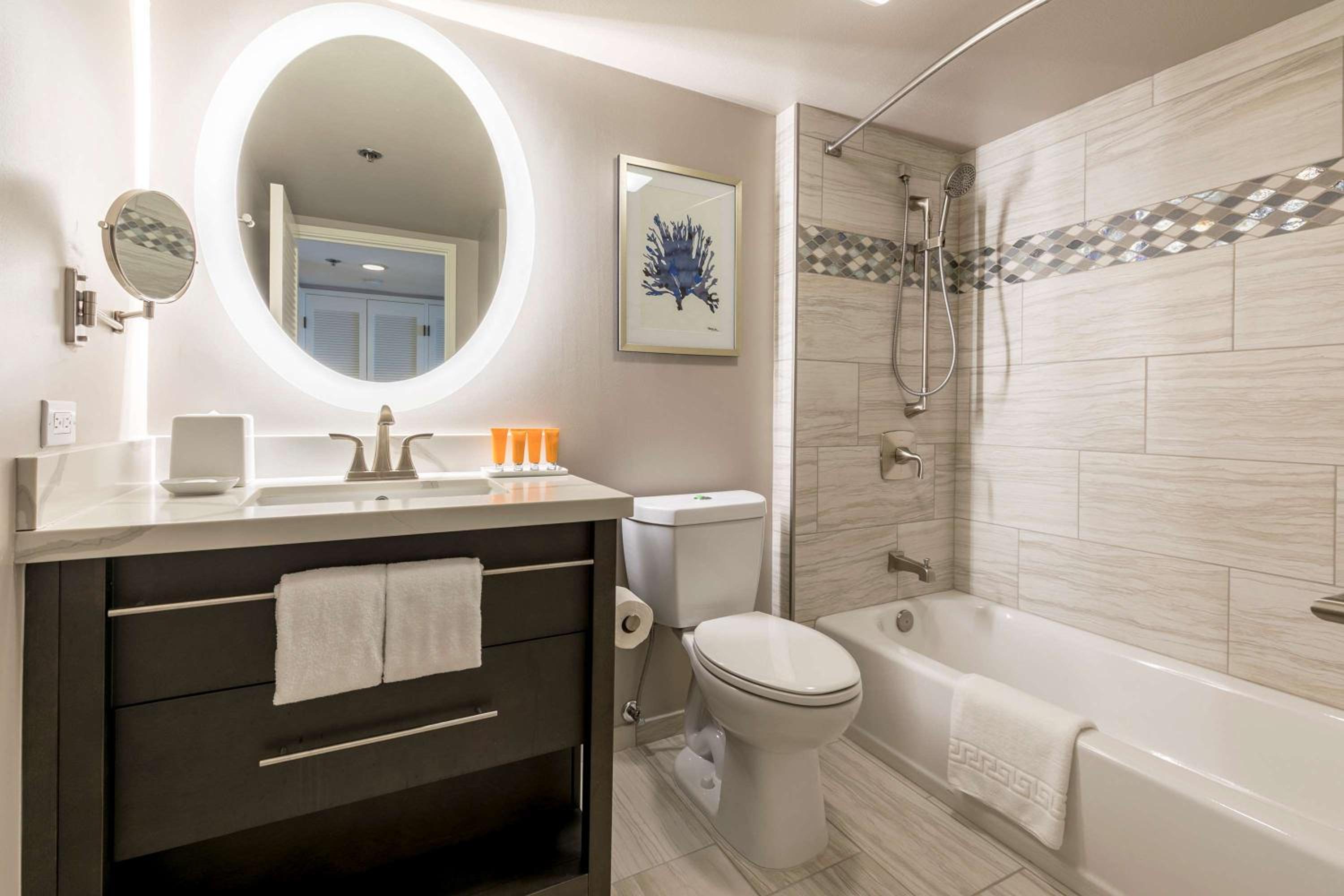 Aston Waikiki Beach Tower: bathroom photo