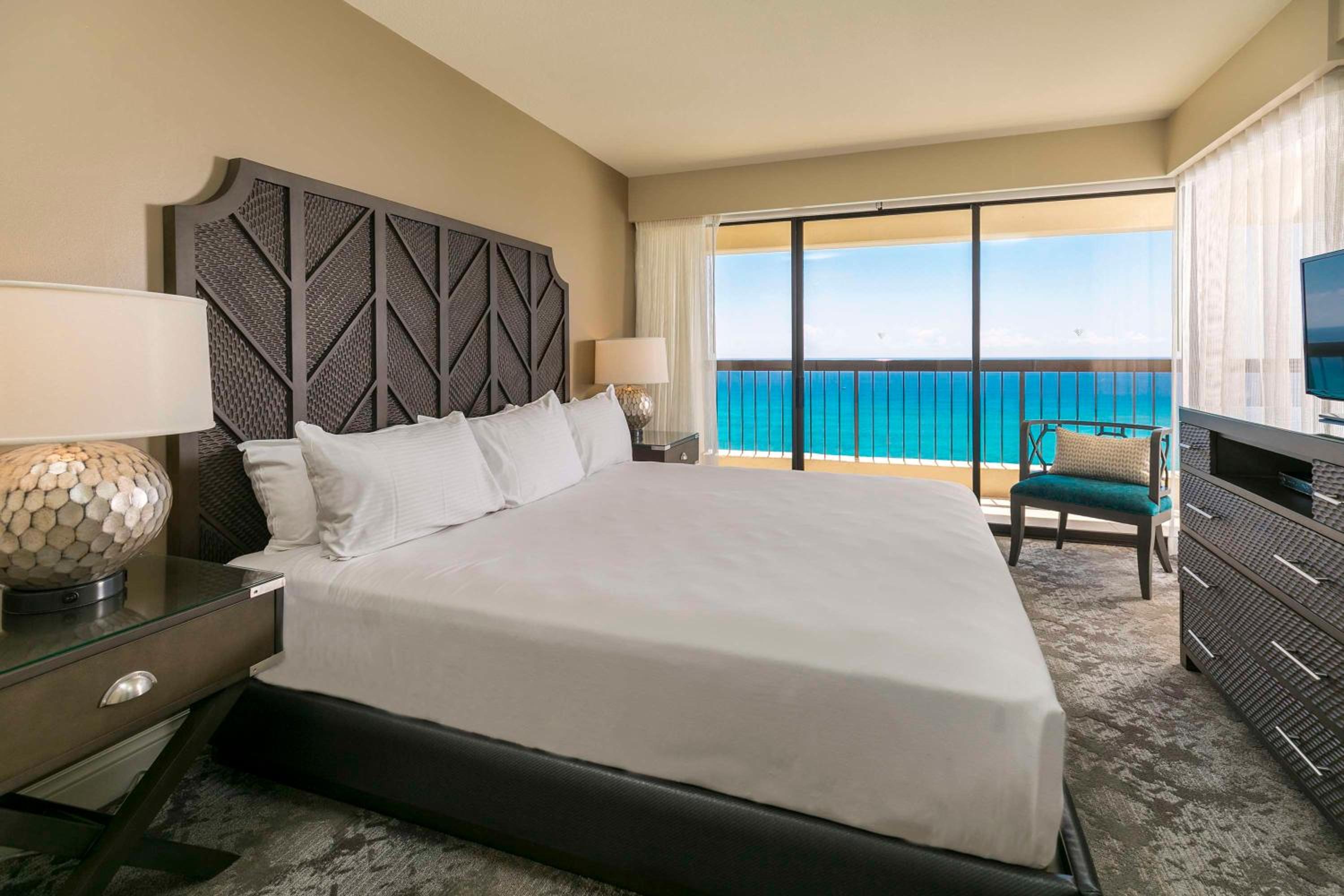 Aston Waikiki Beach Tower: hotel room photo