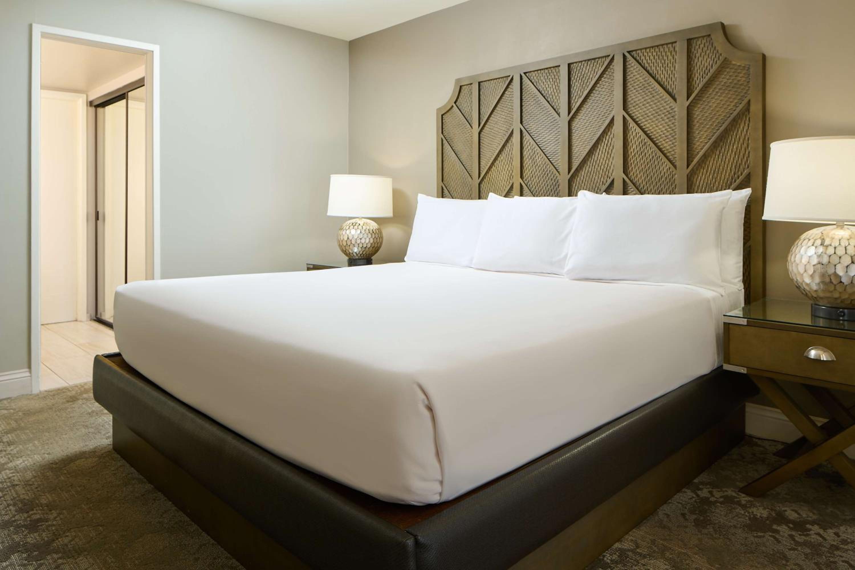 Aston Waikiki Beach Tower: hotel room photo