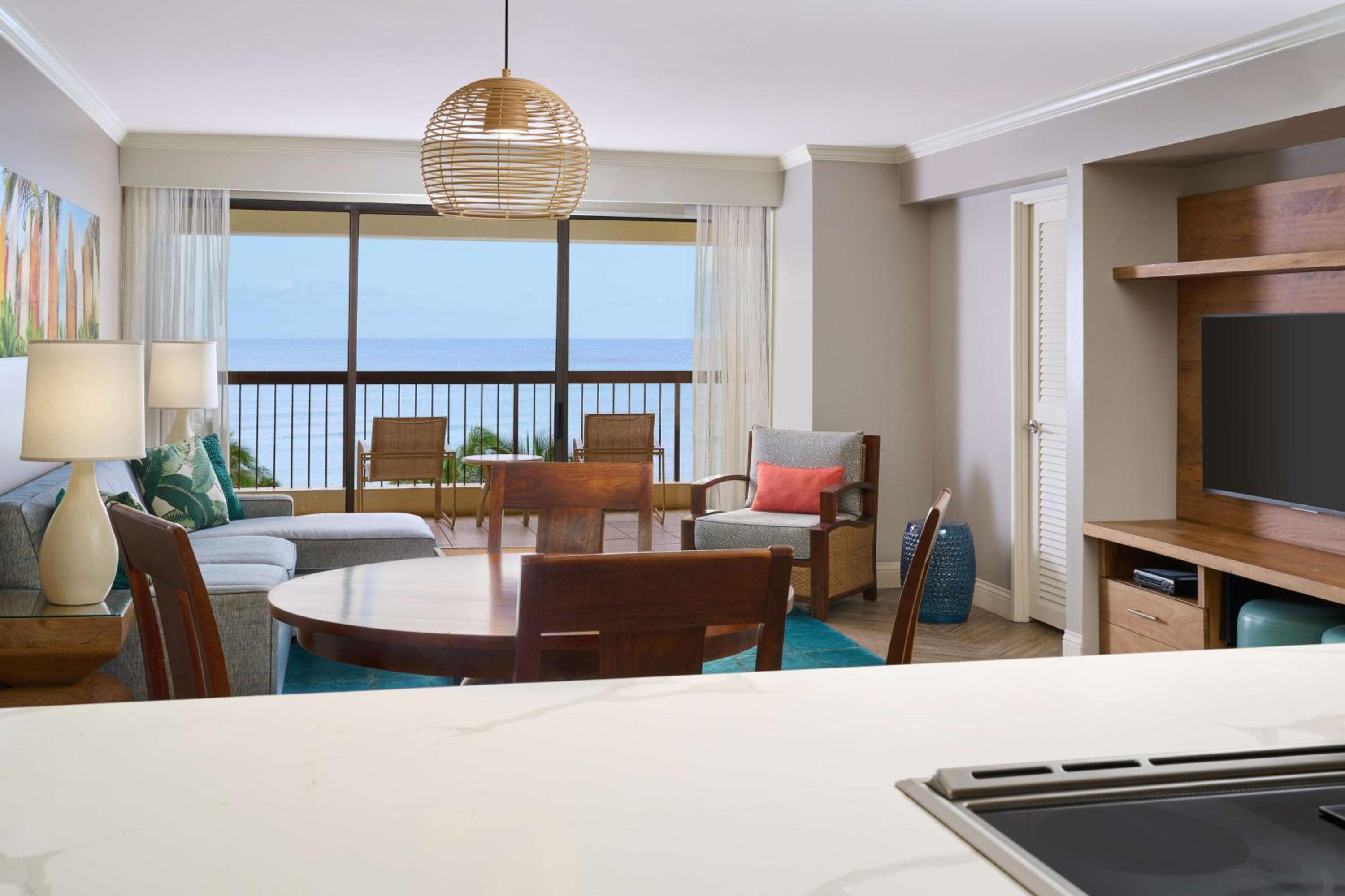 Aston Waikiki Beach Tower: hotel room photo