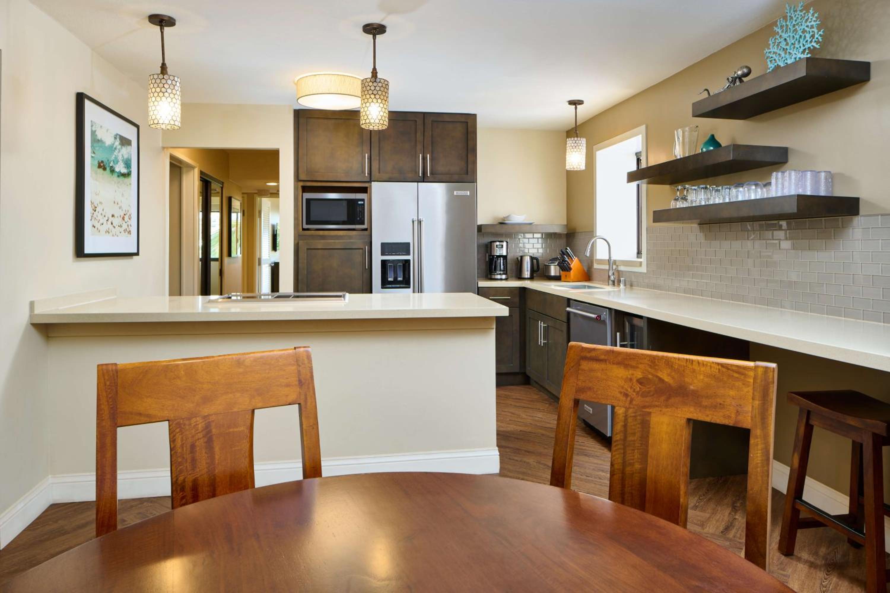 Aston Waikiki Beach Tower: kitchen photo