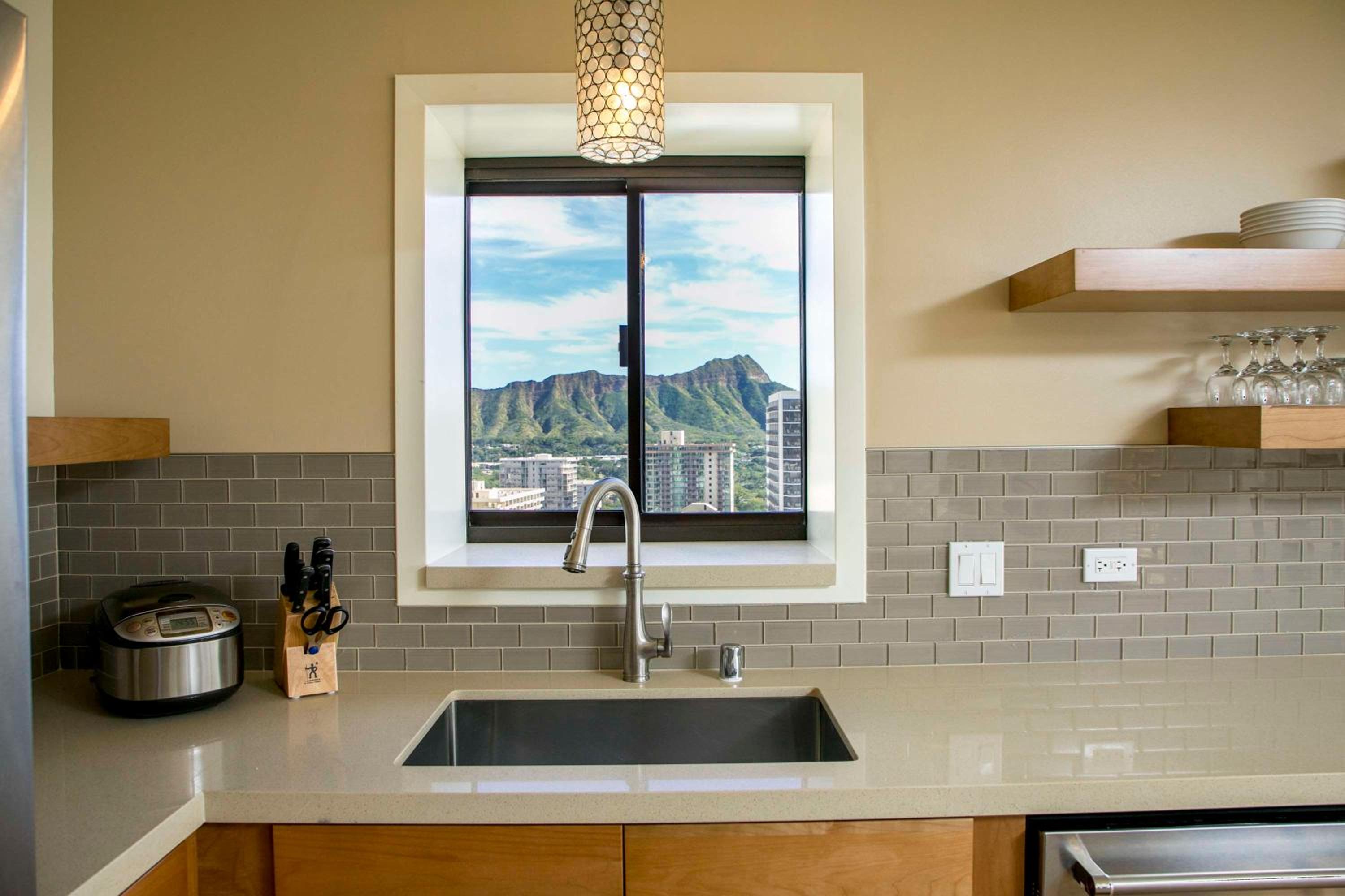 Aston Waikiki Beach Tower: kitchen photo
