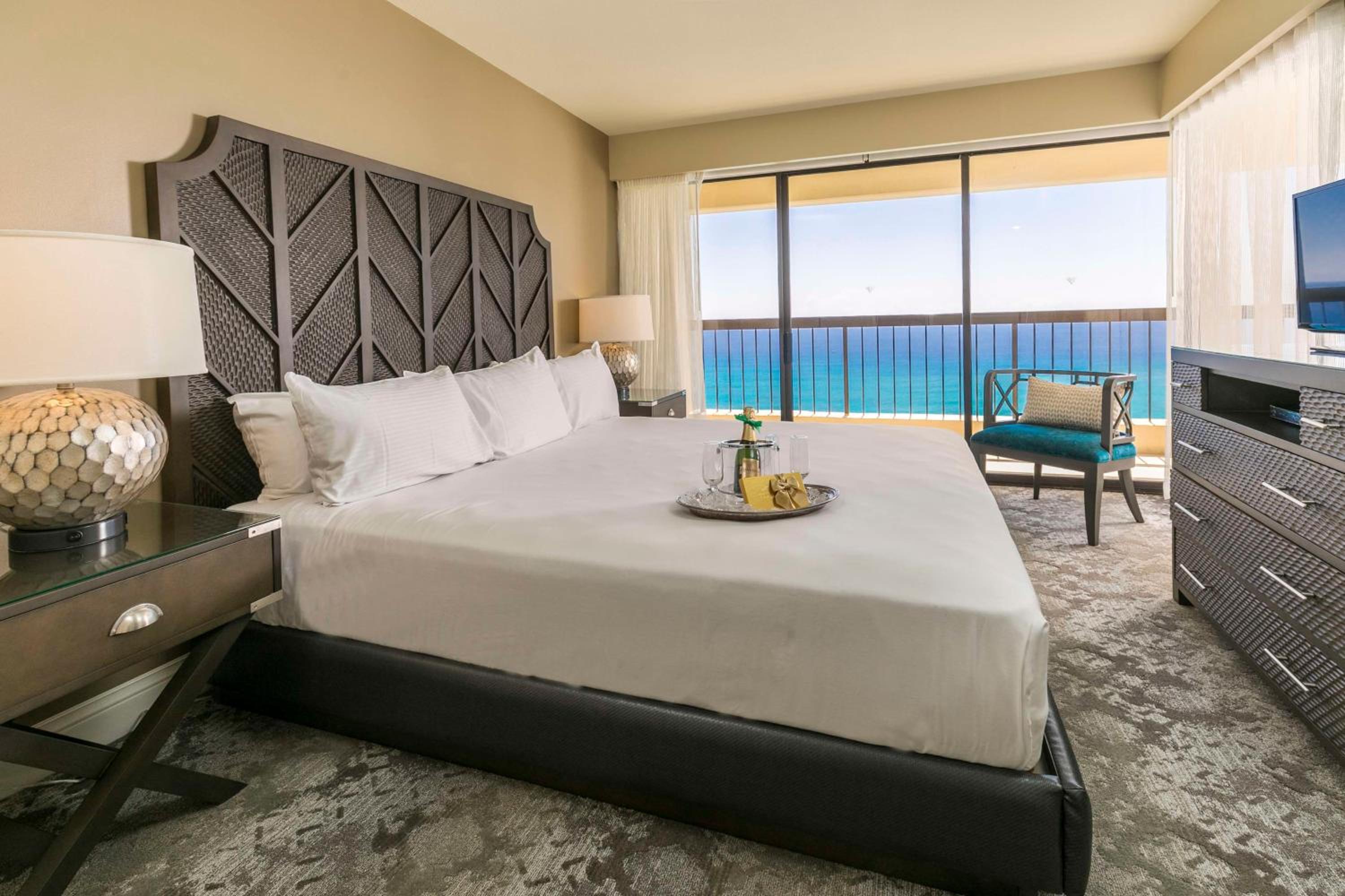 Aston Waikiki Beach Tower: hotel room photo