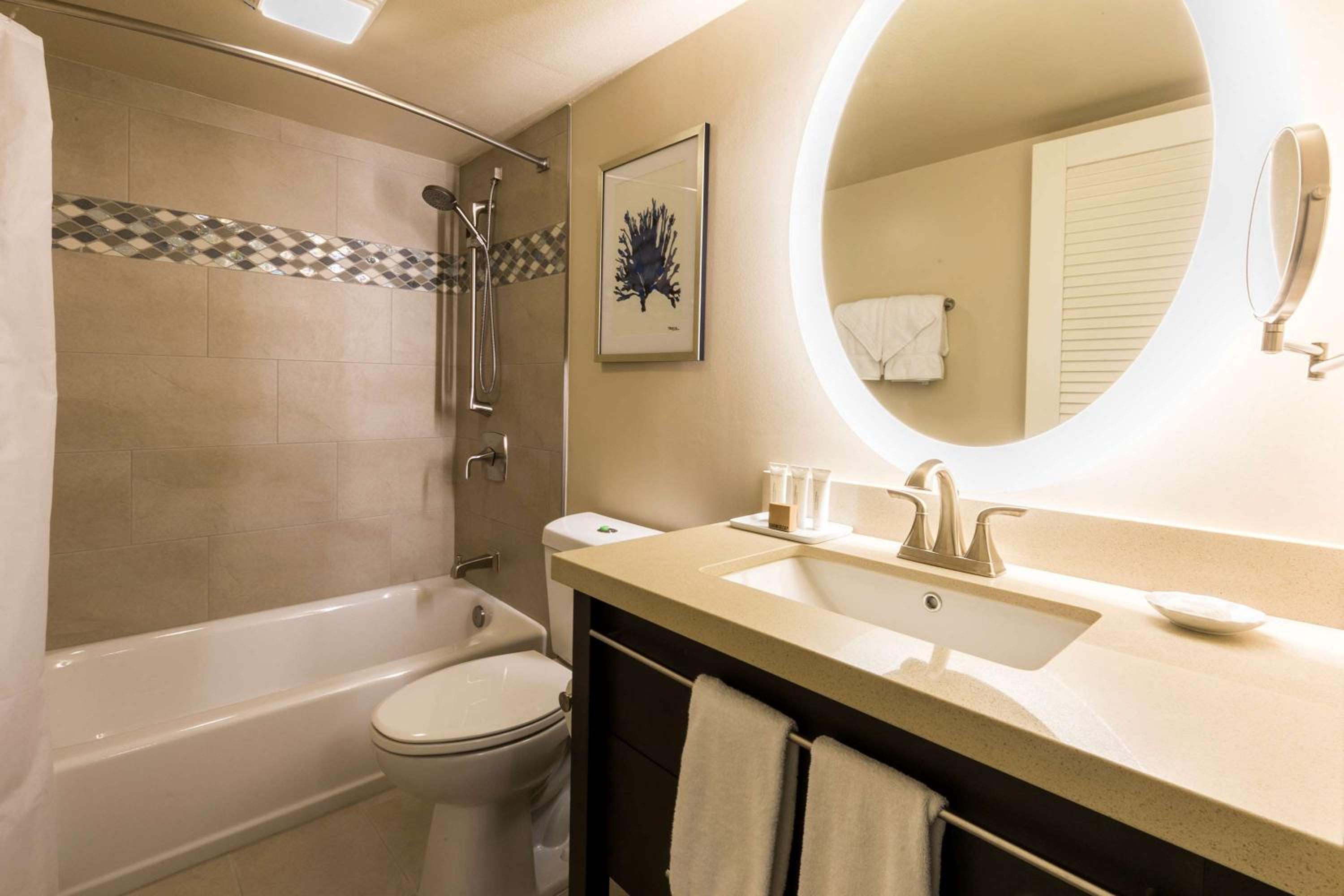 Aston Waikiki Beach Tower: bathroom photo