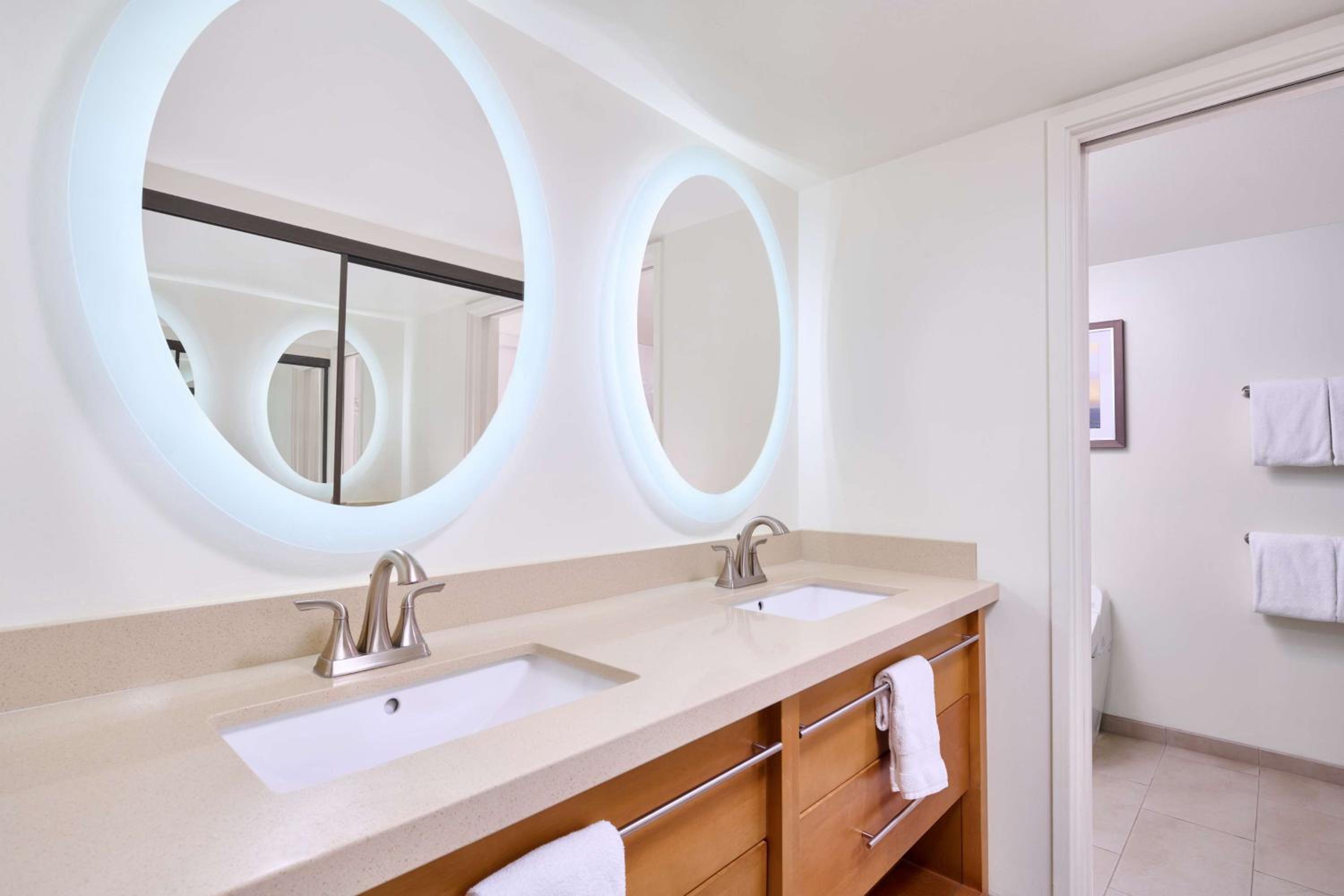 Aston Waikiki Beach Tower: bathroom photo