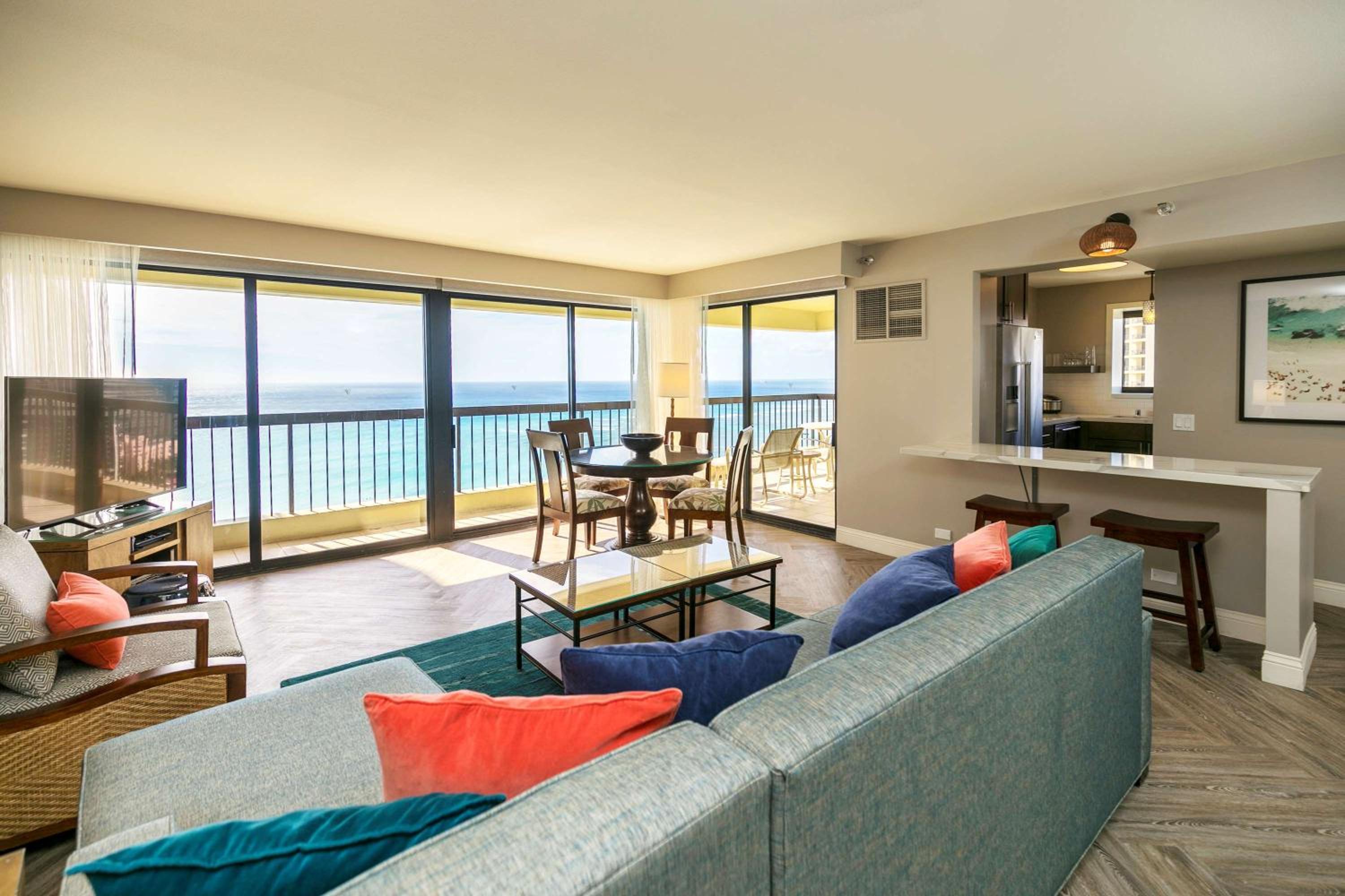 Aston Waikiki Beach Tower: hotel room photo
