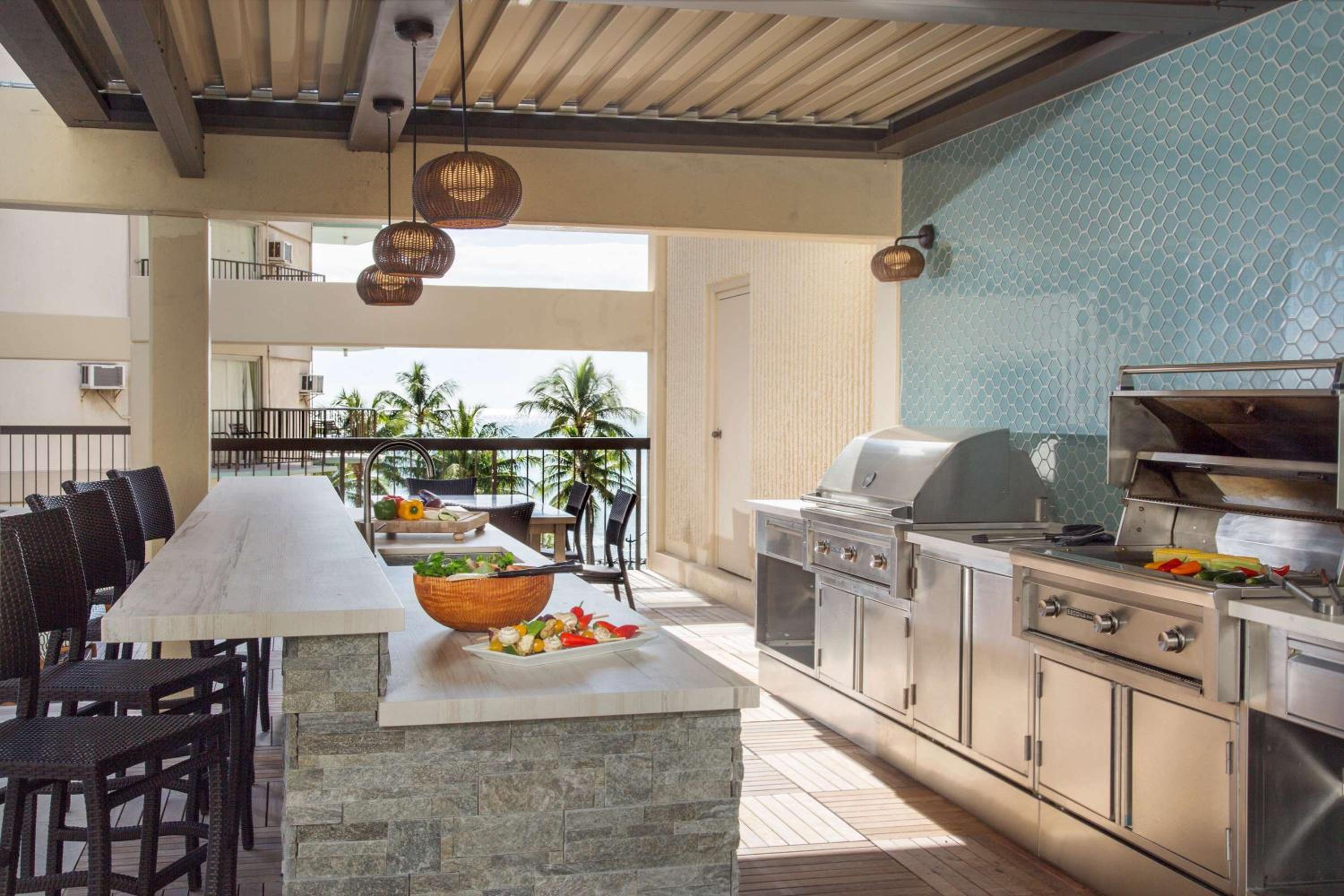 Aston Waikiki Beach Tower: kitchen photo
