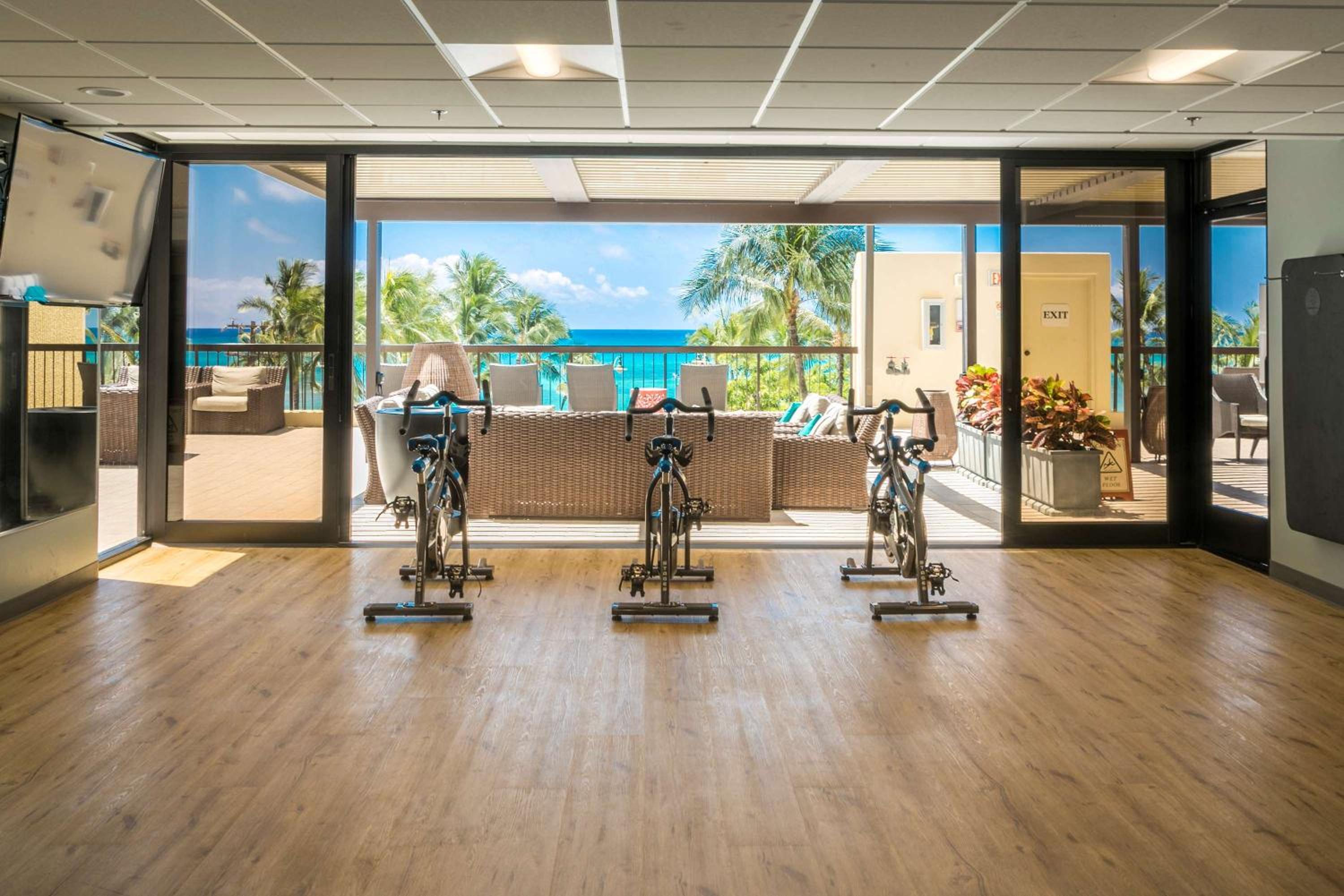 Aston Waikiki Beach Tower: activities & amenities photo