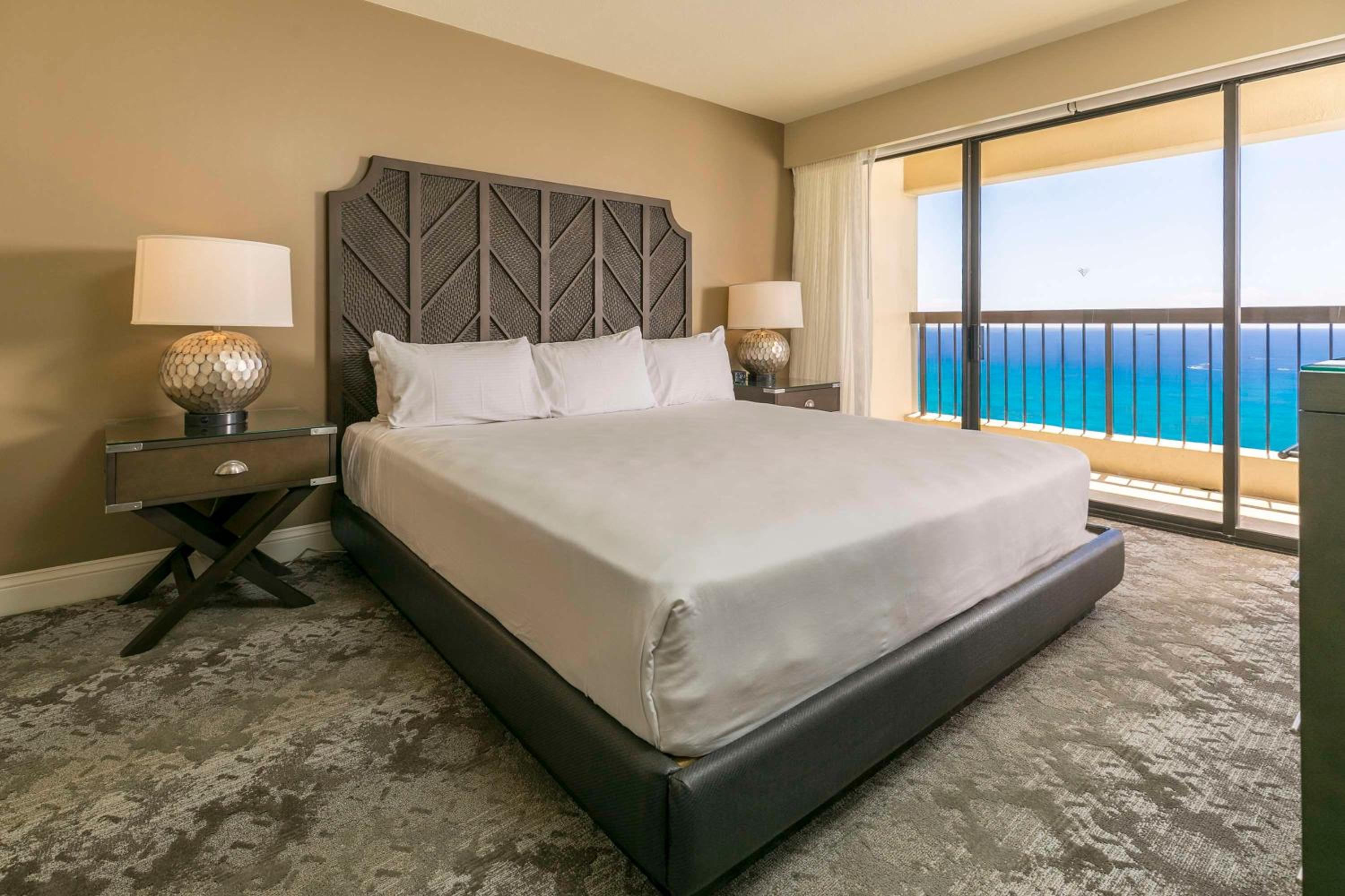 Aston Waikiki Beach Tower: hotel room photo