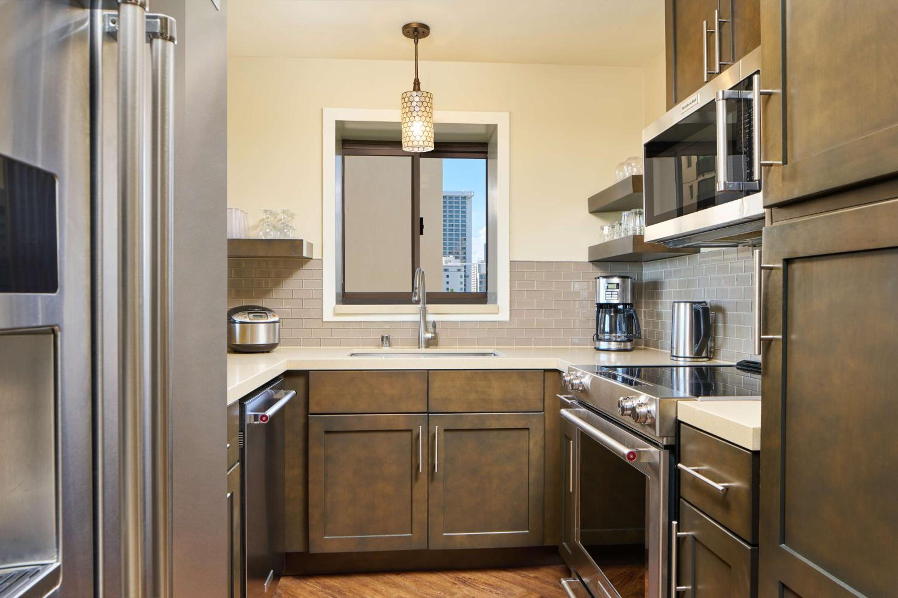 Aston Waikiki Beach Tower: kitchen photo