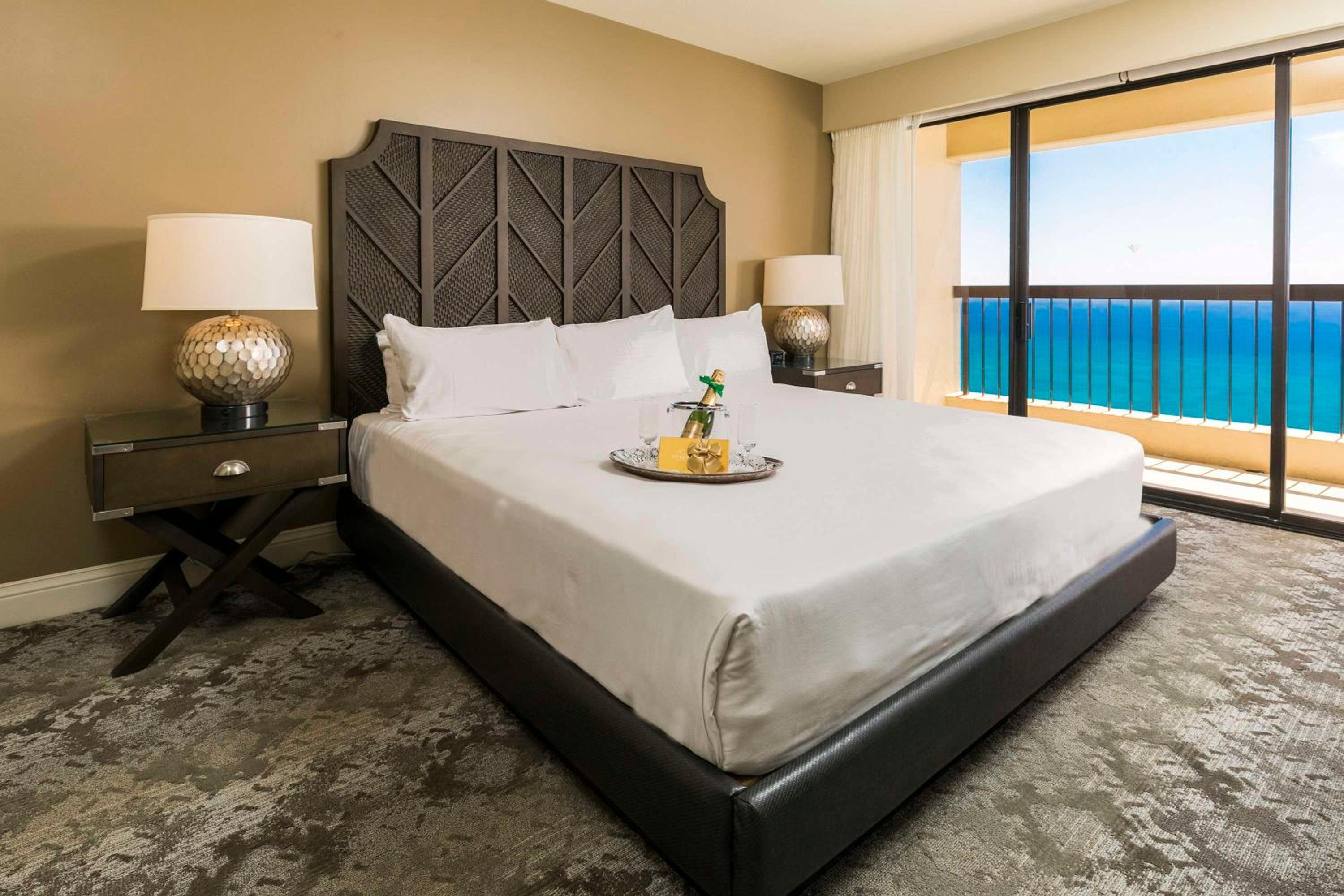Aston Waikiki Beach Tower: hotel room photo