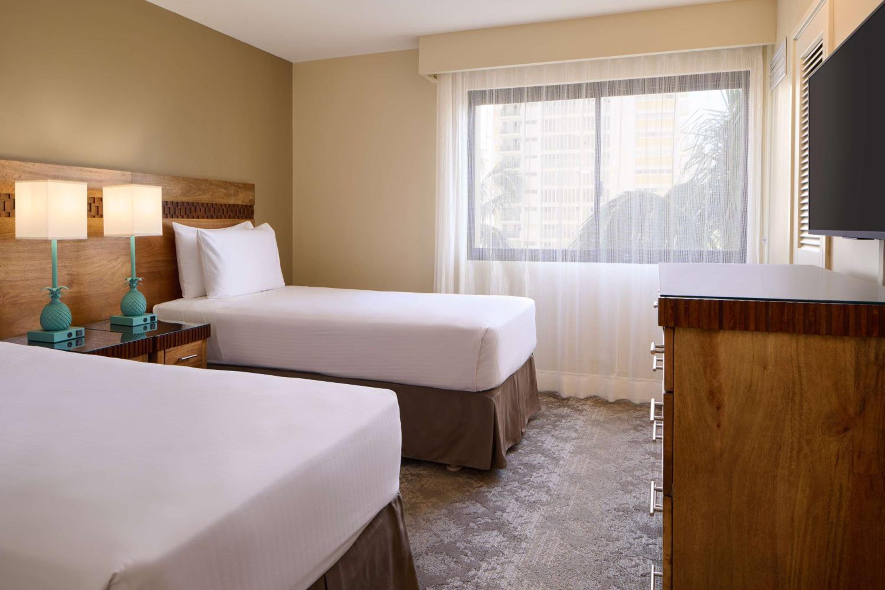 Aston Waikiki Beach Tower: hotel room photo