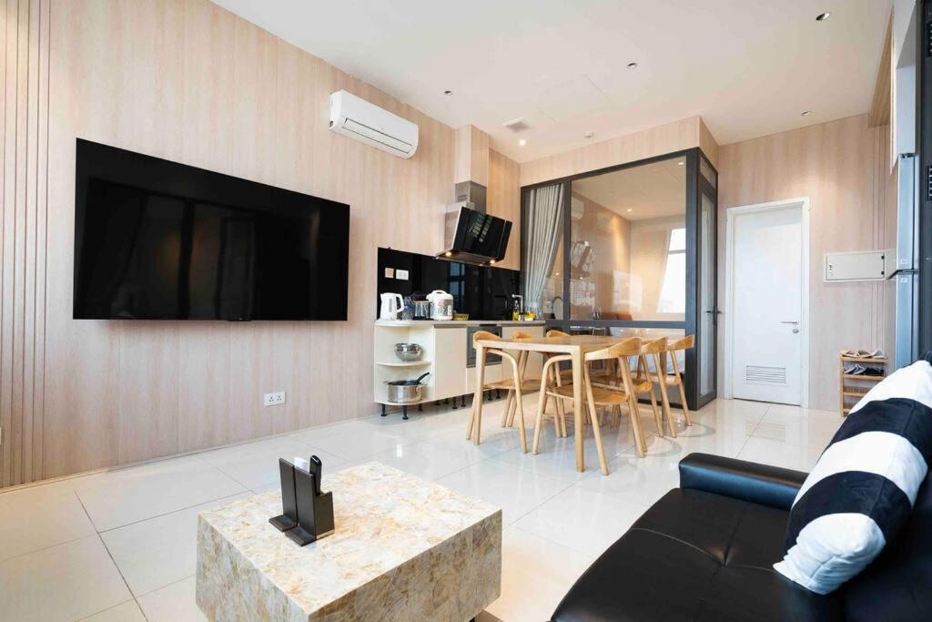 The Rixx Luxury Apartment at Ben Thanh with pool and gym