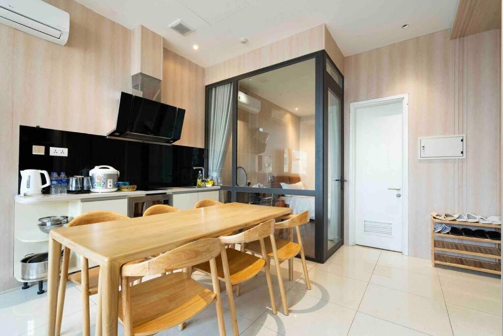 The Rixx Luxury Apartment at Ben Thanh with pool and gym